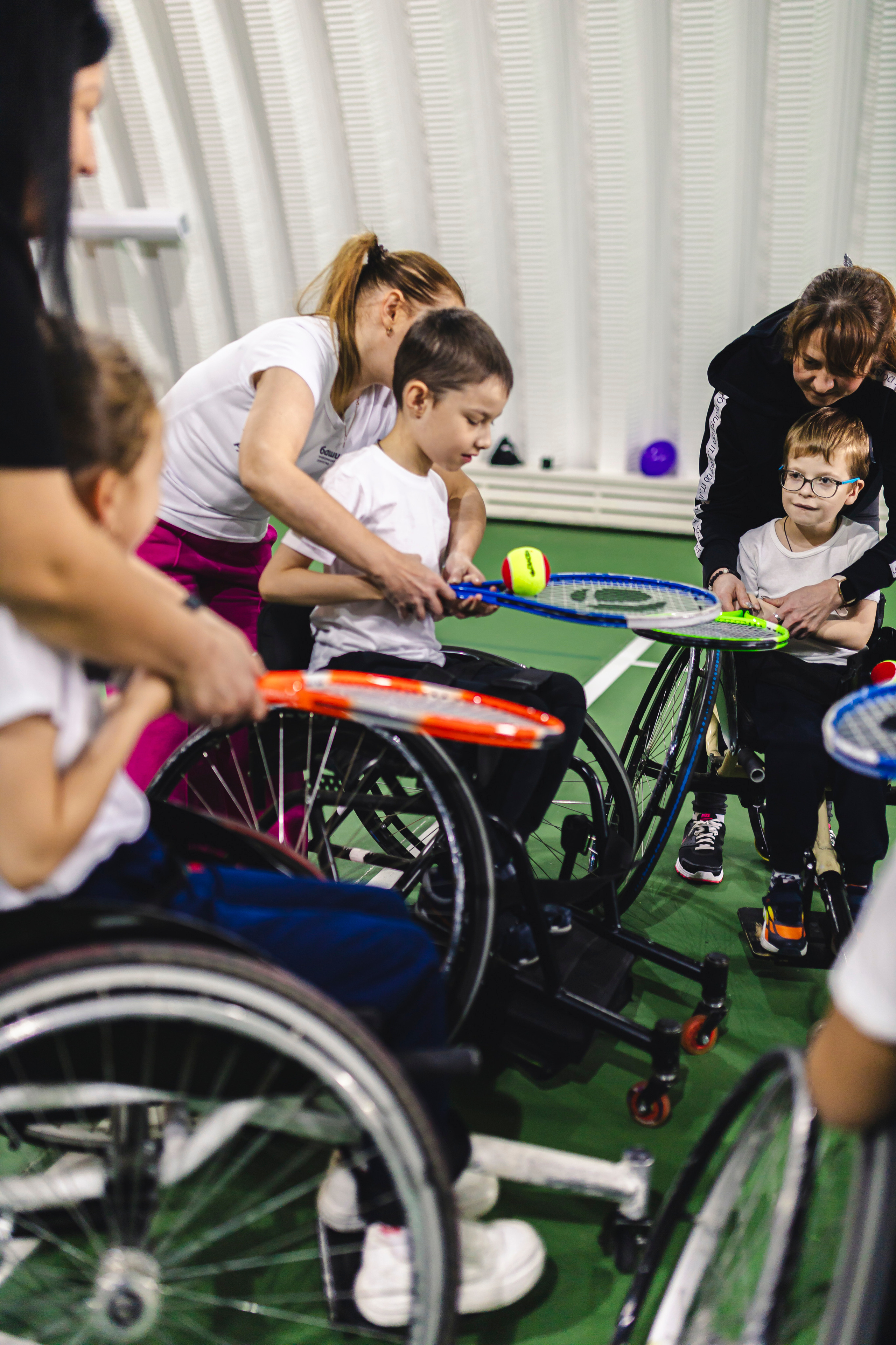 дети играют в теннис 