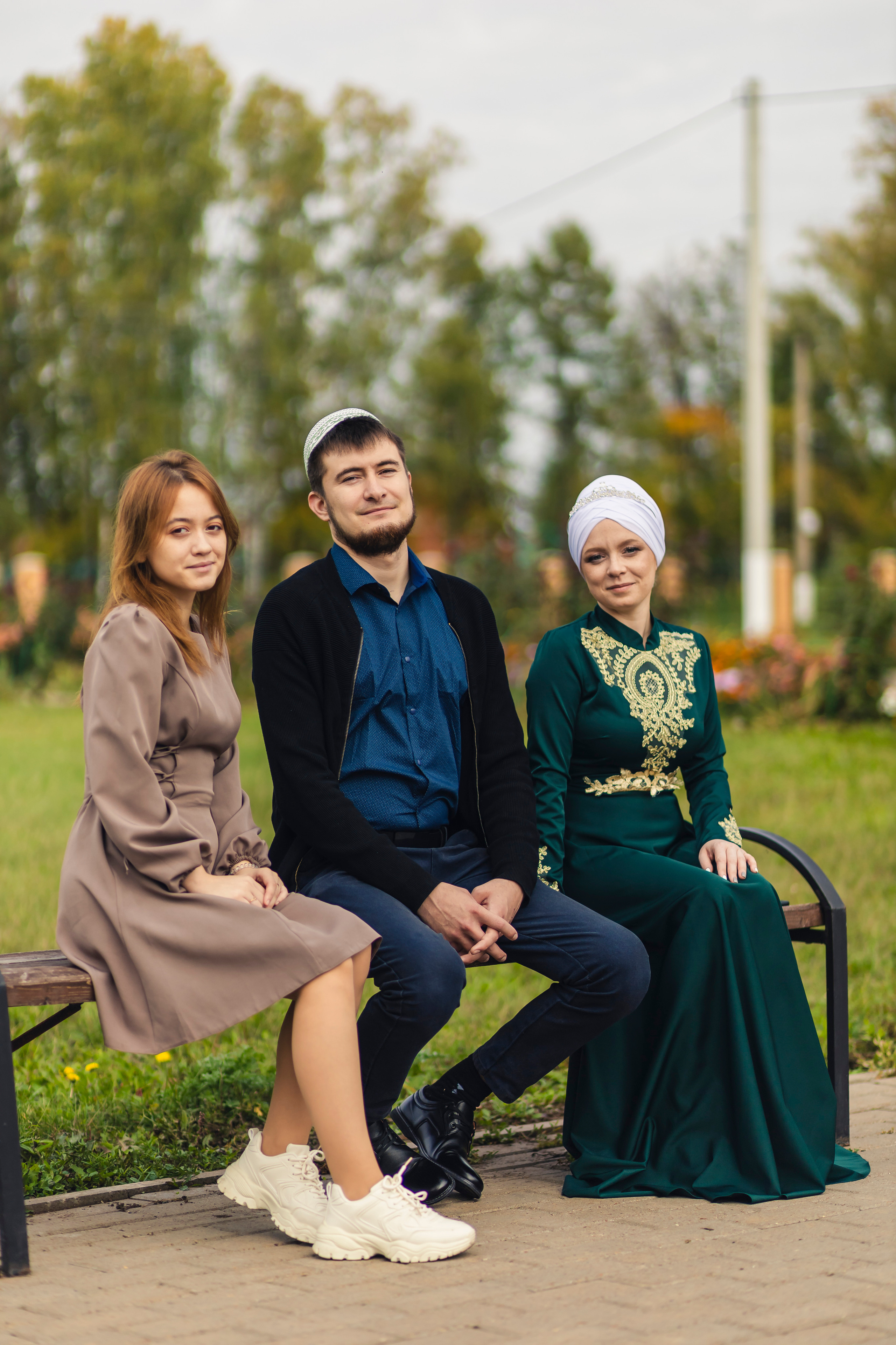 трое на скамейке , семейная фотосессия 