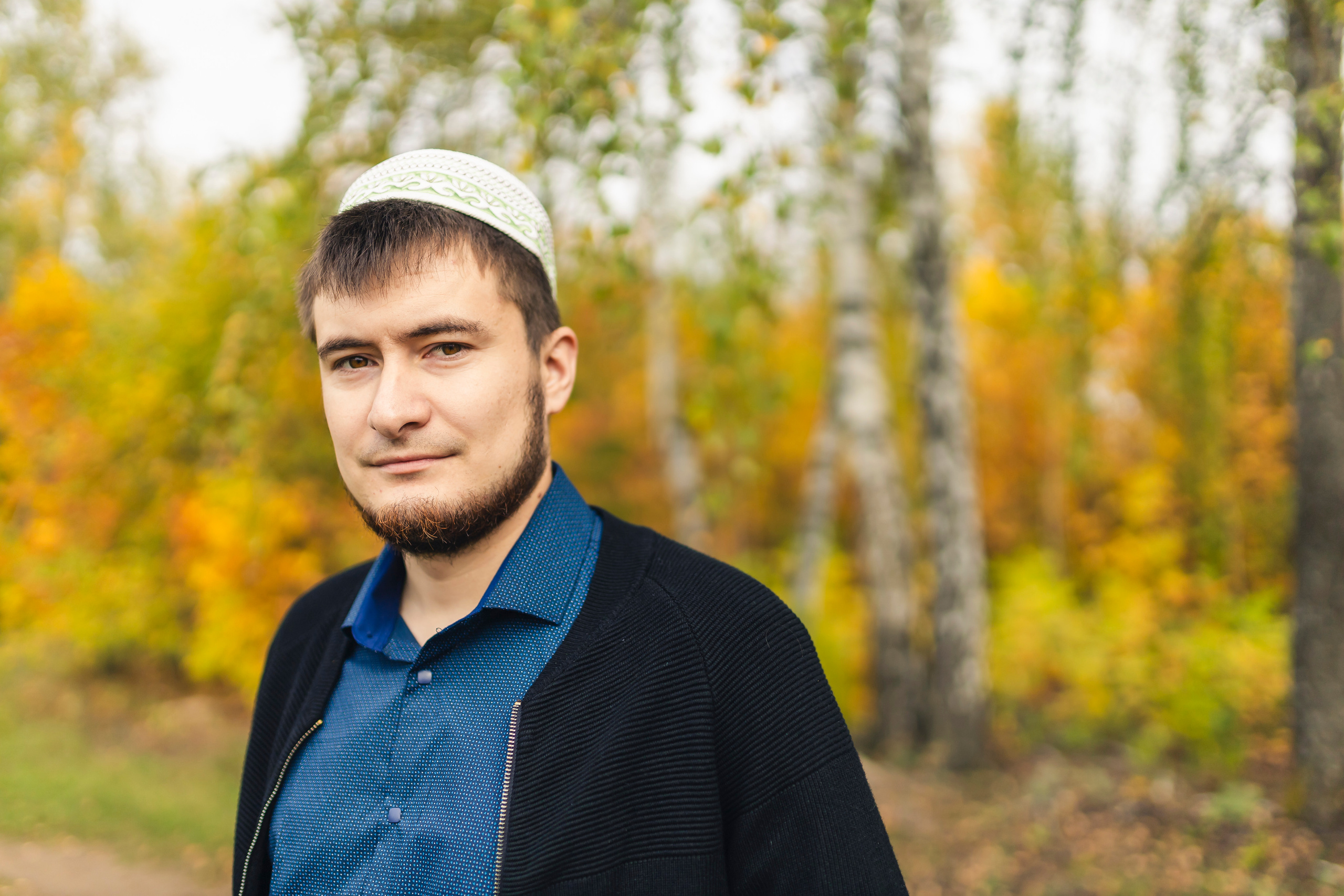 Молодой парень в лесу 