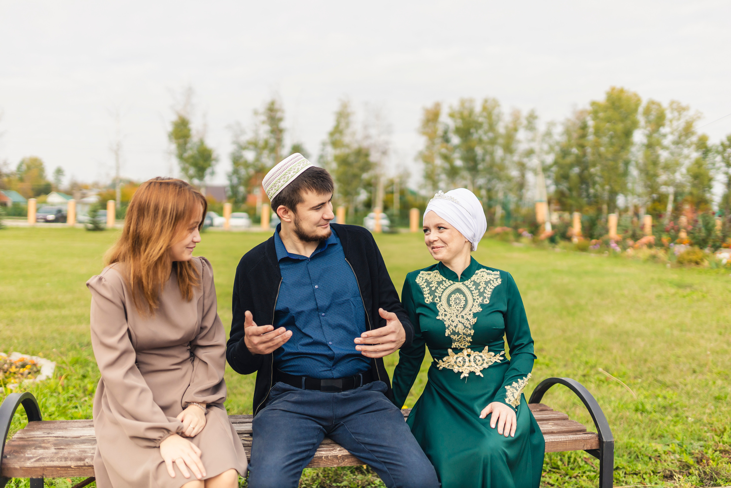 Семья на скамейке общаются 