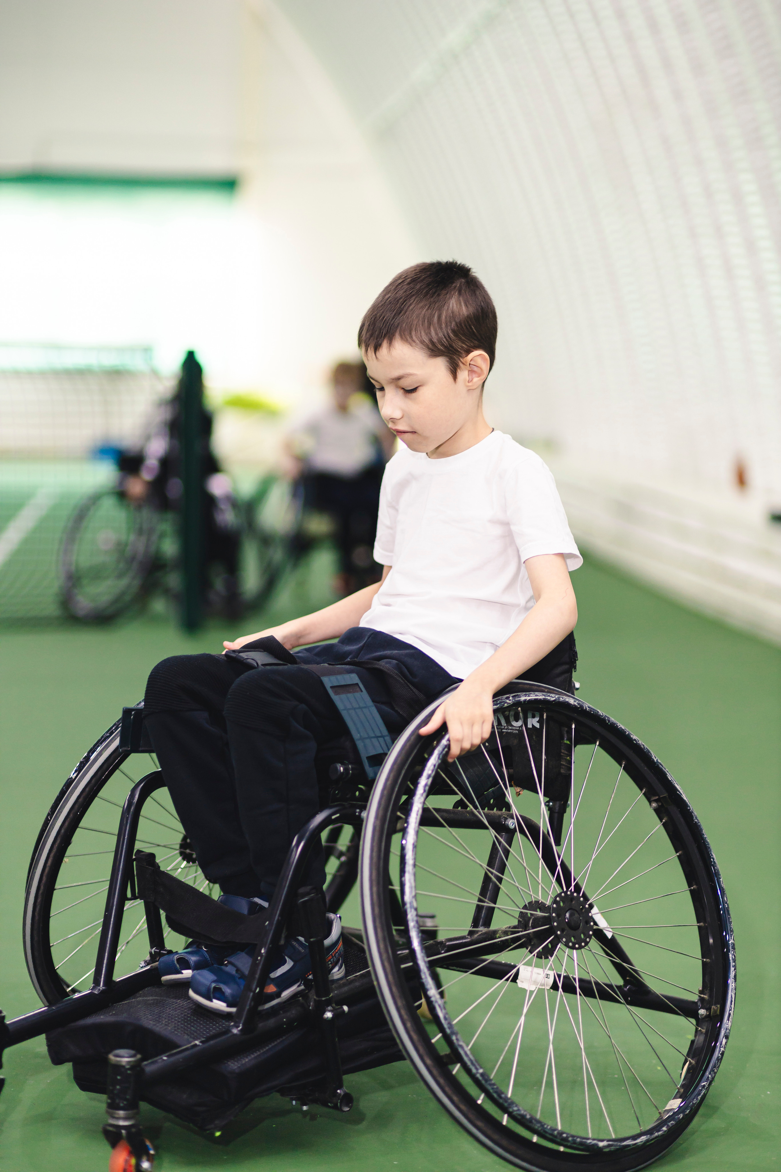 Ребенок на коляске в спорт зале 