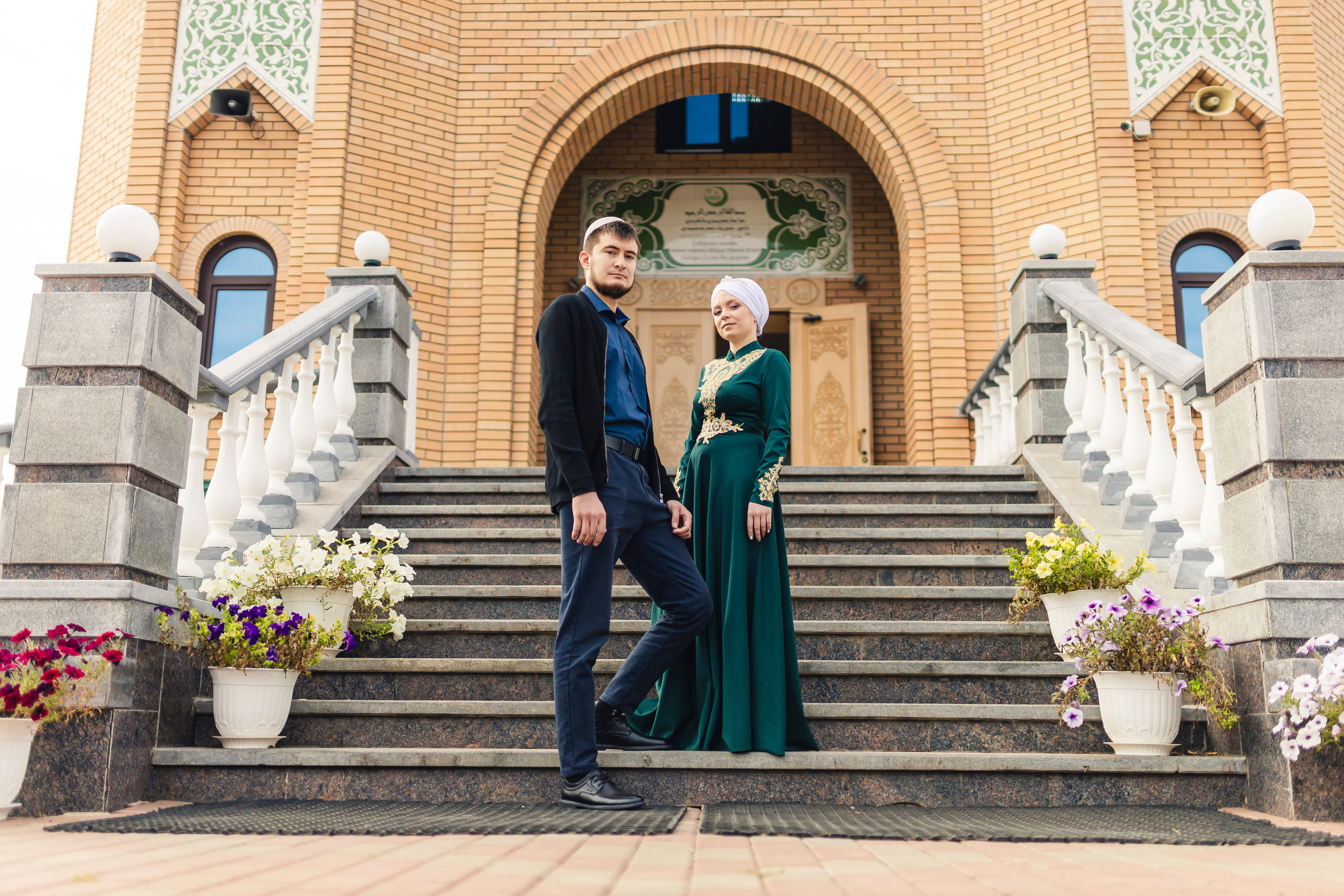 парень с девушкой стоят на ступеньках 