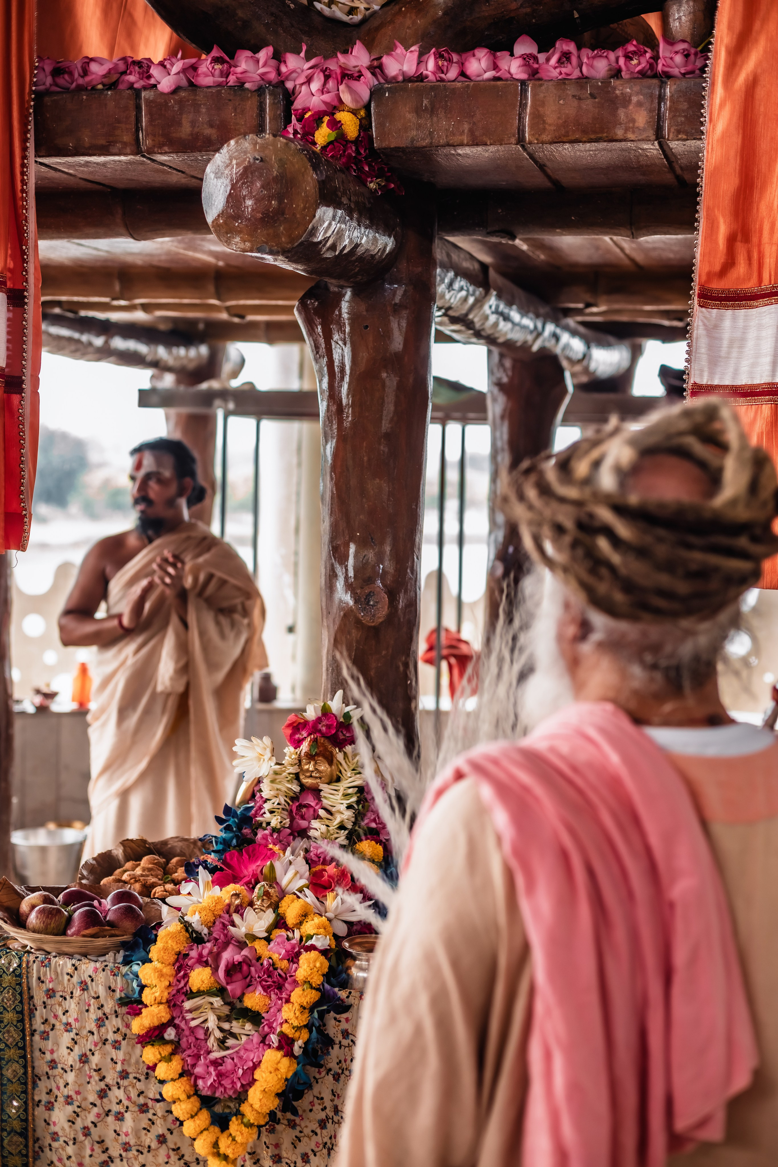 Abhisheka Devraha Baba on Sri Devdas ji maharaj bd. Mariam Bagdasaryan