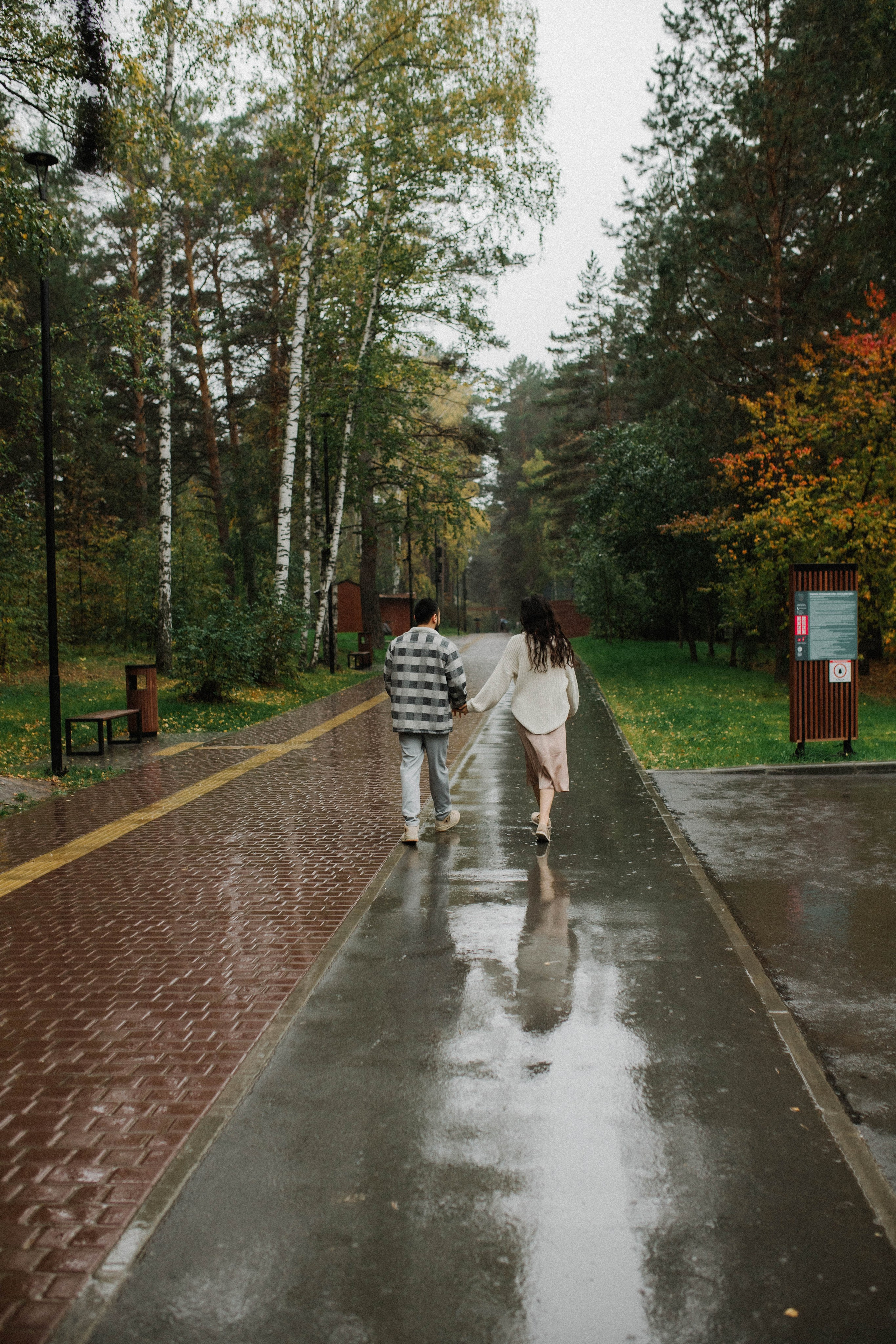 Бегать по сентябрьским лужам вдвоём. Свадебный фотограф Новосибирск