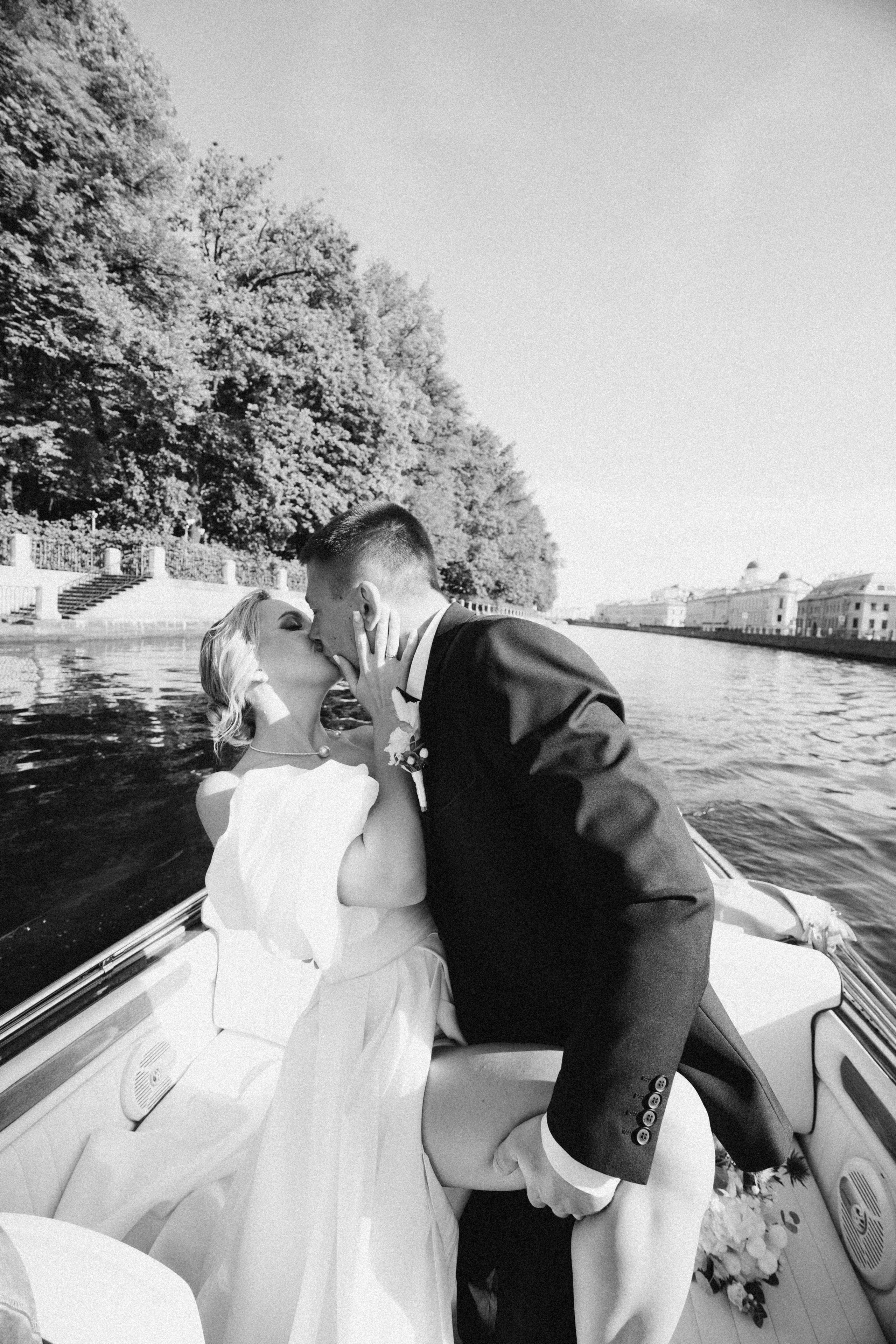 СВАДЕНБНАЯ СЬЕМКА НА КАТЕРЕ ПО КАНАЛАМ САНКТ-ПЕТЕРБУРГА И В АКВАТОРИИ НЕВЫ. Профессиональный фотограф, Санкт-Петербург — Виктория Богомолова