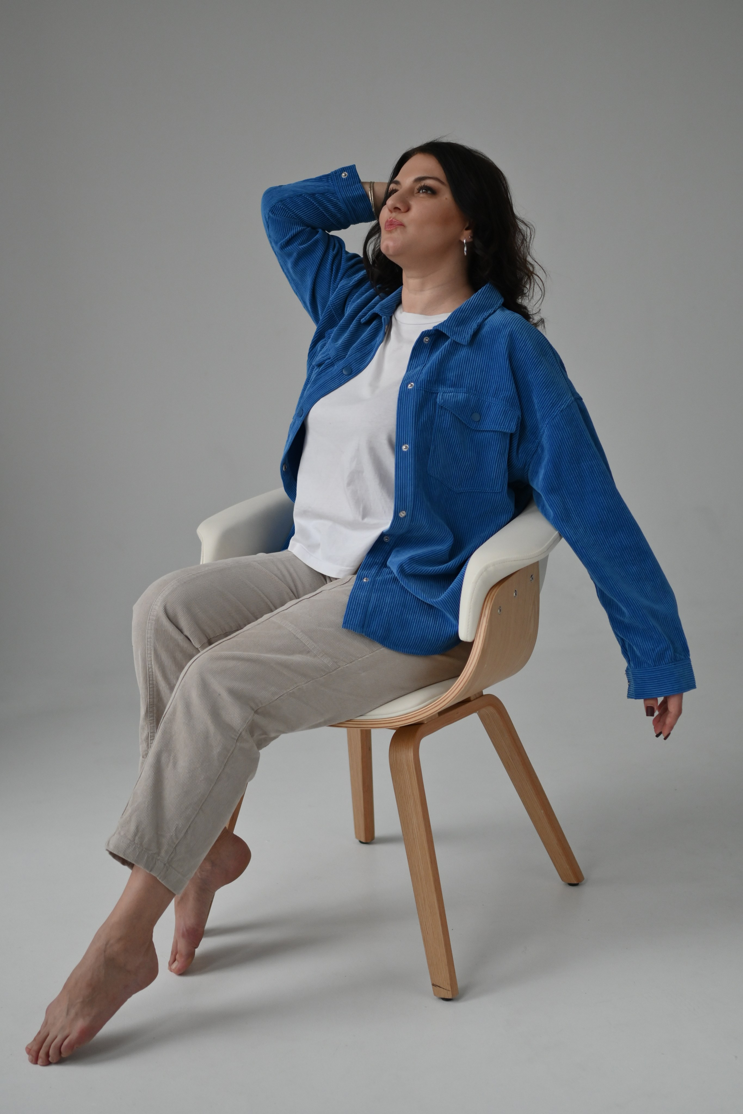 Сидя, общий план, диагонали, углы, естественный свет