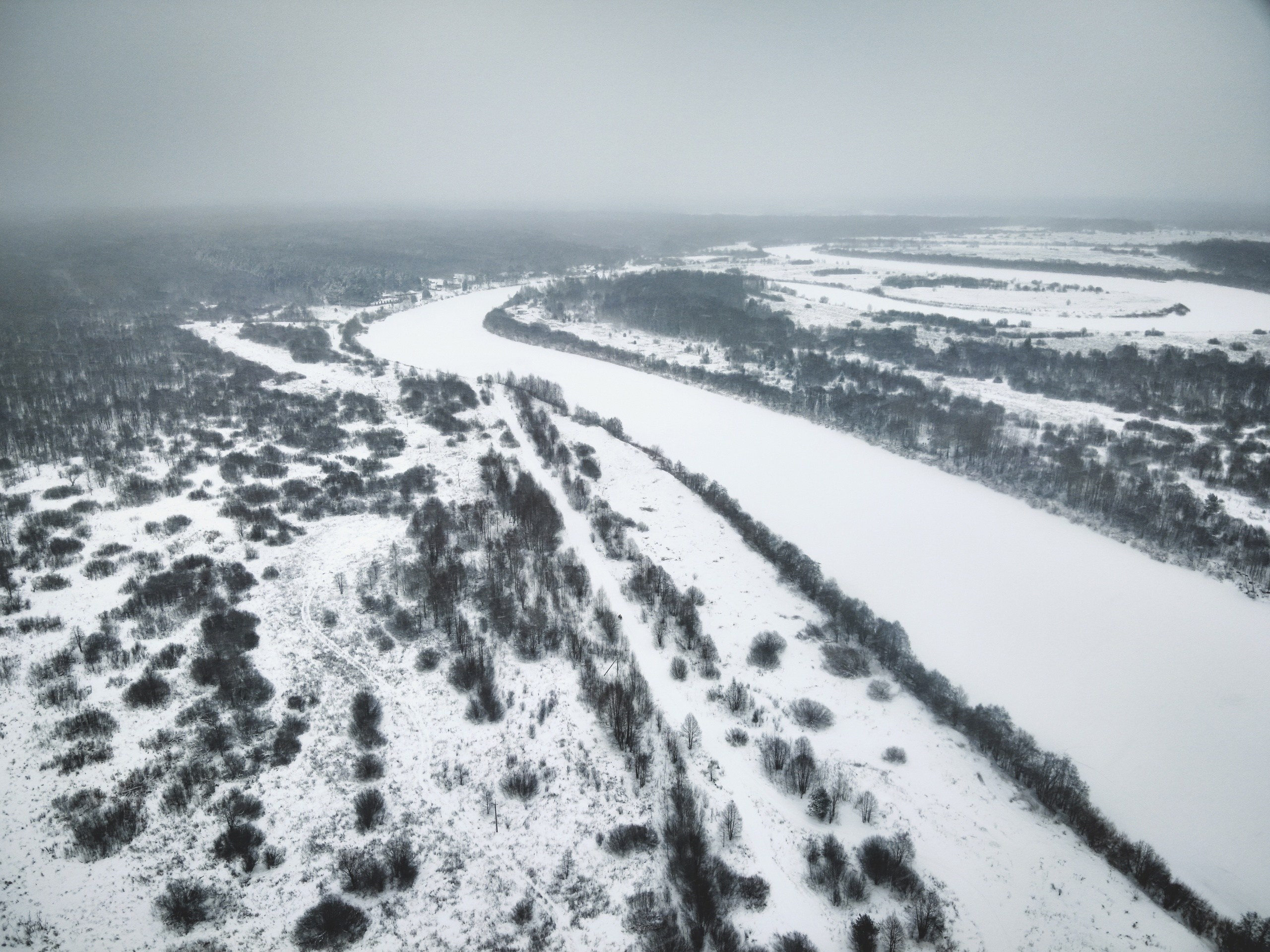 Зимняя река под снегом