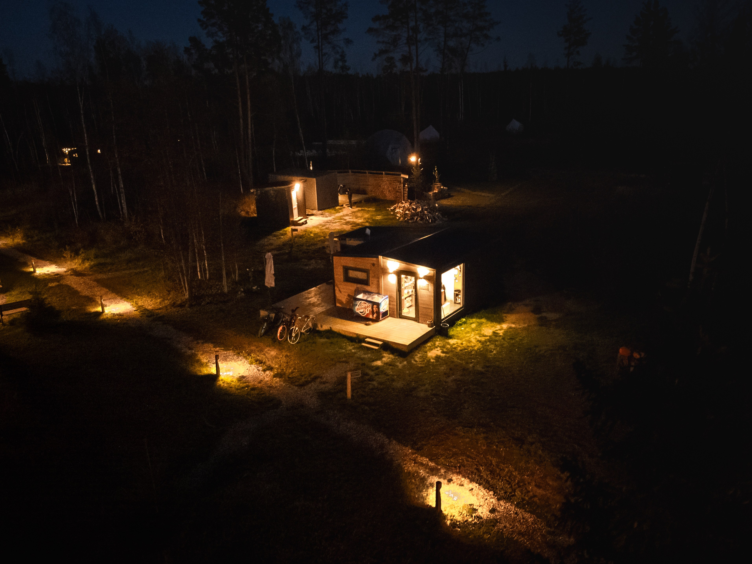 дом ресепшн, трава, осень, лес, природа, база отдыха, загородный клуб, "ПОБЕГ ИЗ ГОРОДА", ночь
