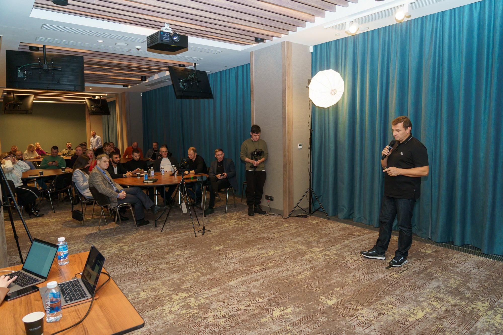 Выступление спикера. Photomantis