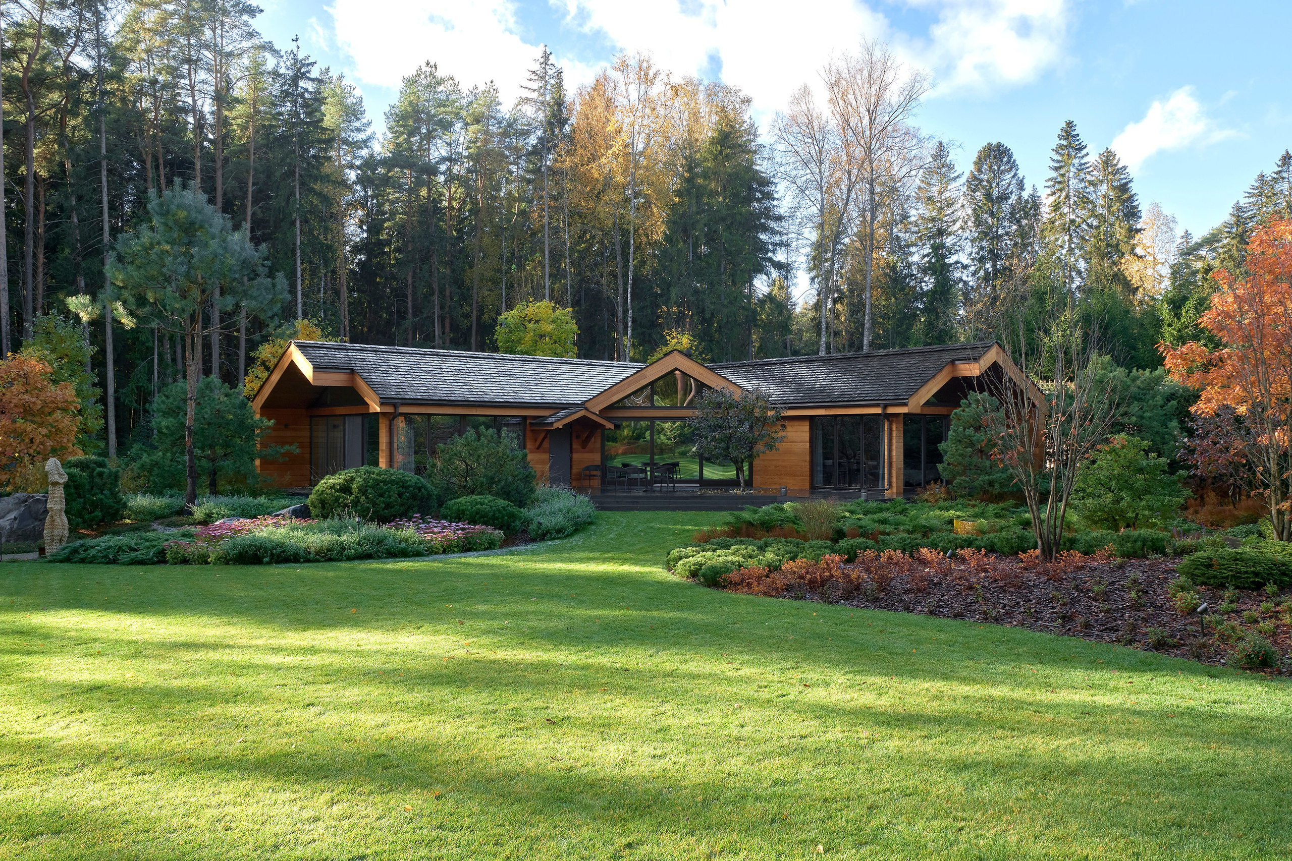 Усадьба Хрустальное: фотосъемка частного сада Валерия Федотова в Репино для L.BURO. Фотограф Наталья Соловьева | interioto