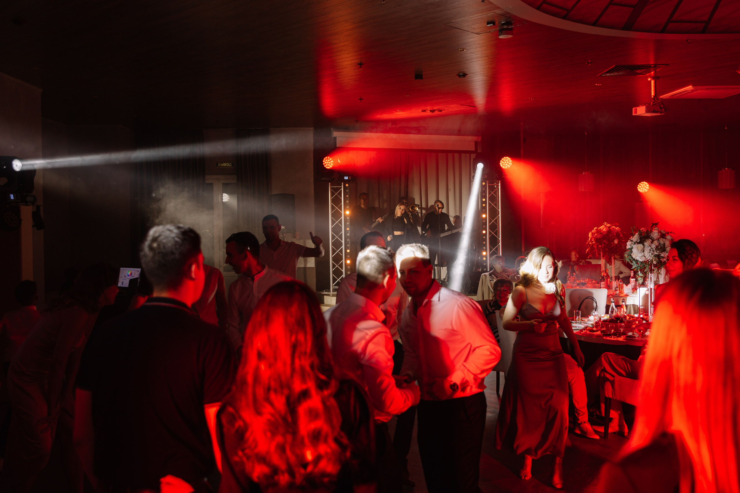 Банкет в Eleven. Свет на свадьбу Нижний Новгород Friends Rent