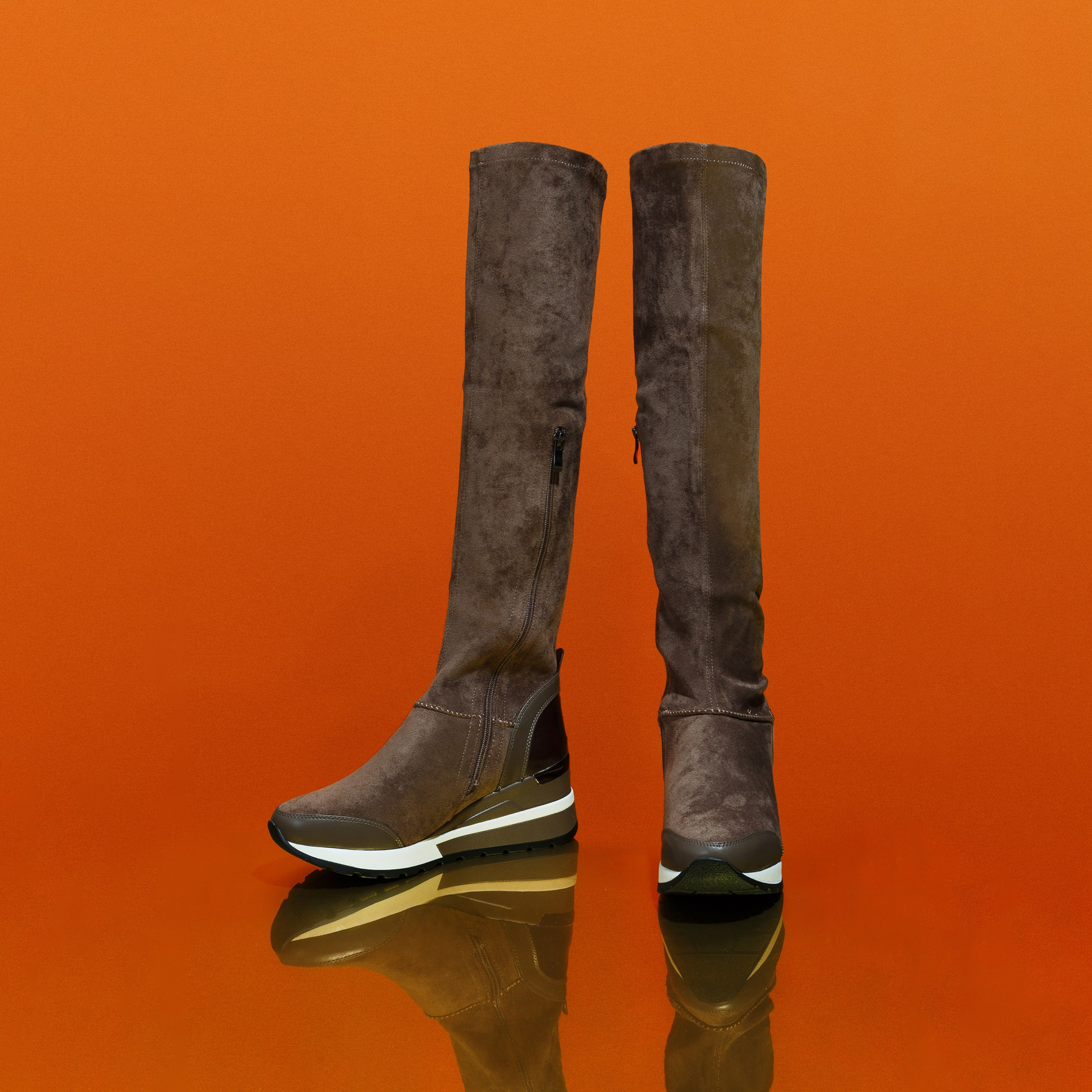 Рекламный фотограф в Санкт-Петербурге. Предметная фотосъёмка одежды, обуви и аксессуаров. Баннер для сайта компании. Фотоуслуги на заказ. Профессиональная студийная фотосессия в СПб. Фотосъемка обуви для маркетплейс.