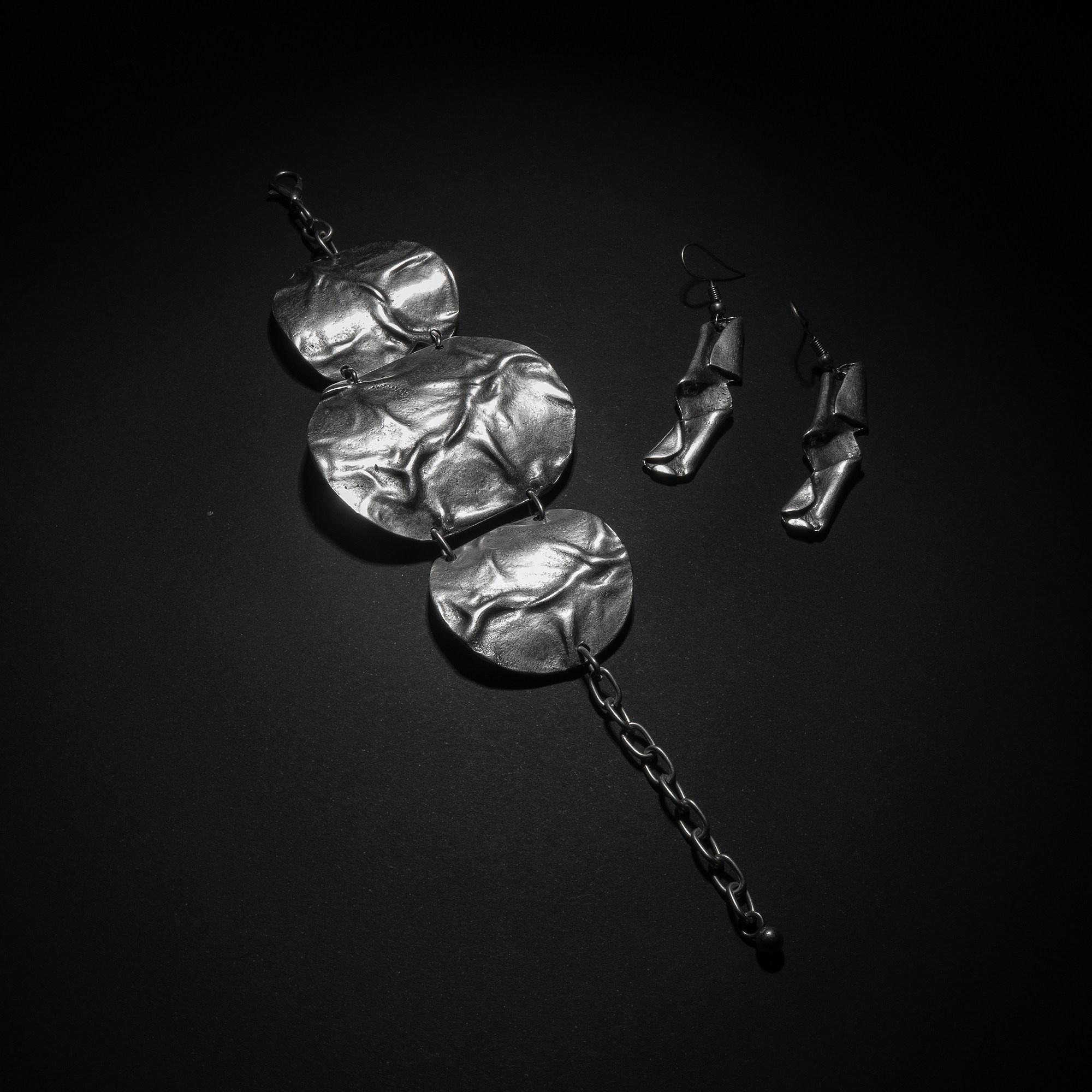 Серебряный браслет на руку, женский, широкий, с узором, на застежке, сережки, этника на черном фоне