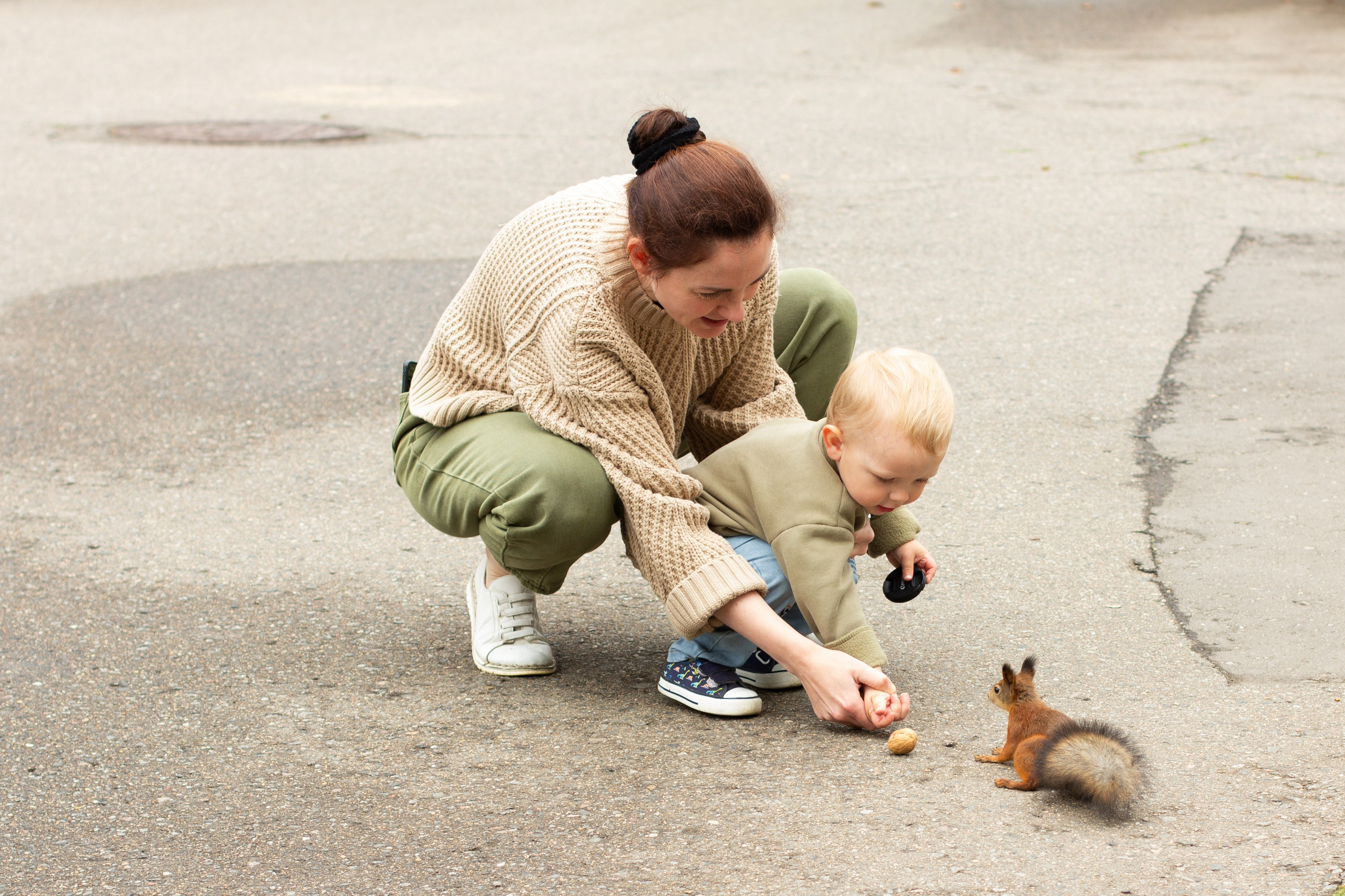 Уличная фотосессия мама и малыш. Детский и семейный фотограф в Москве и МО