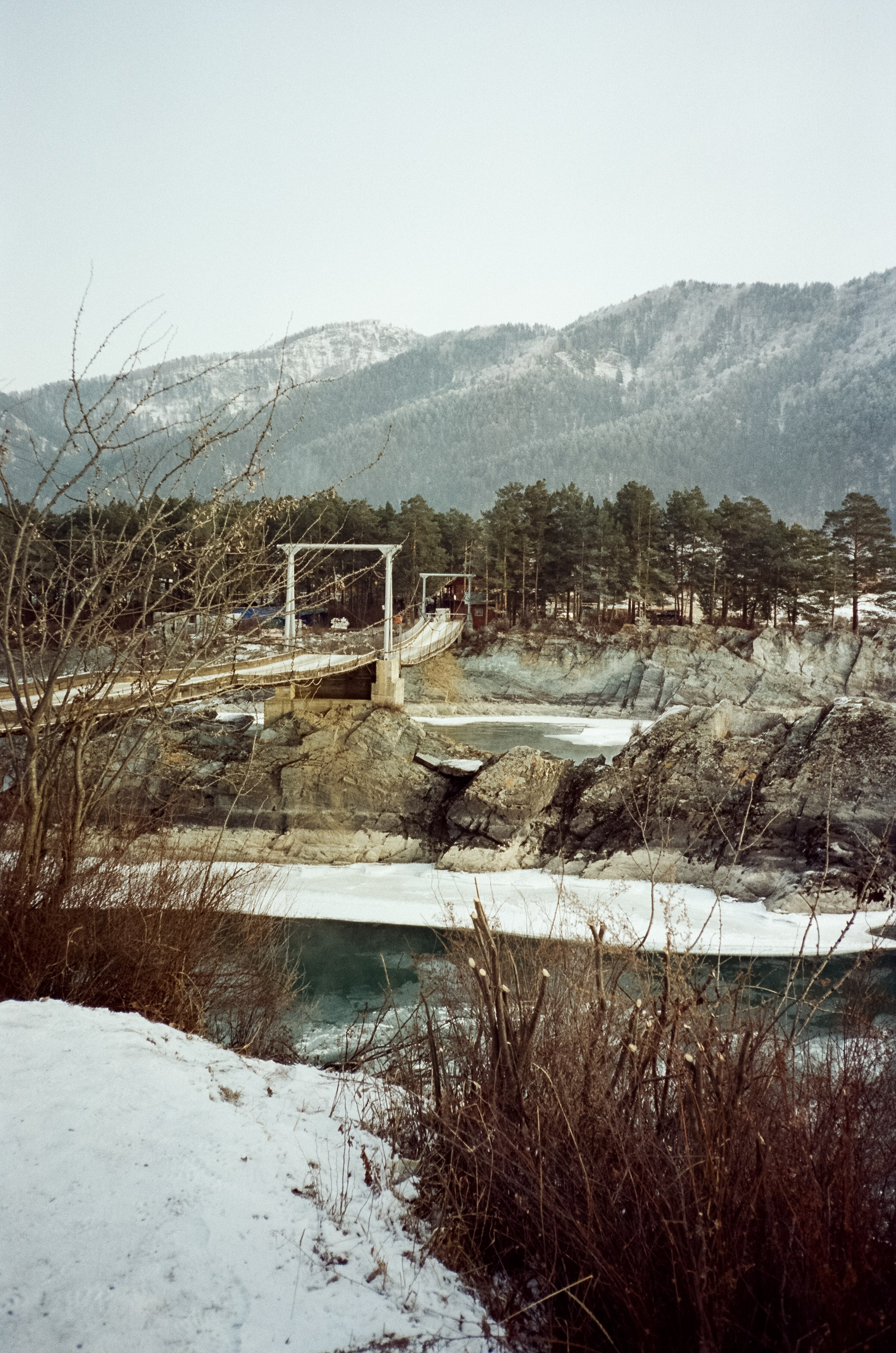 Мост над скалами Зубы Дракона. Зимняя Катунь. Фотограф-документалист Мария Осокина