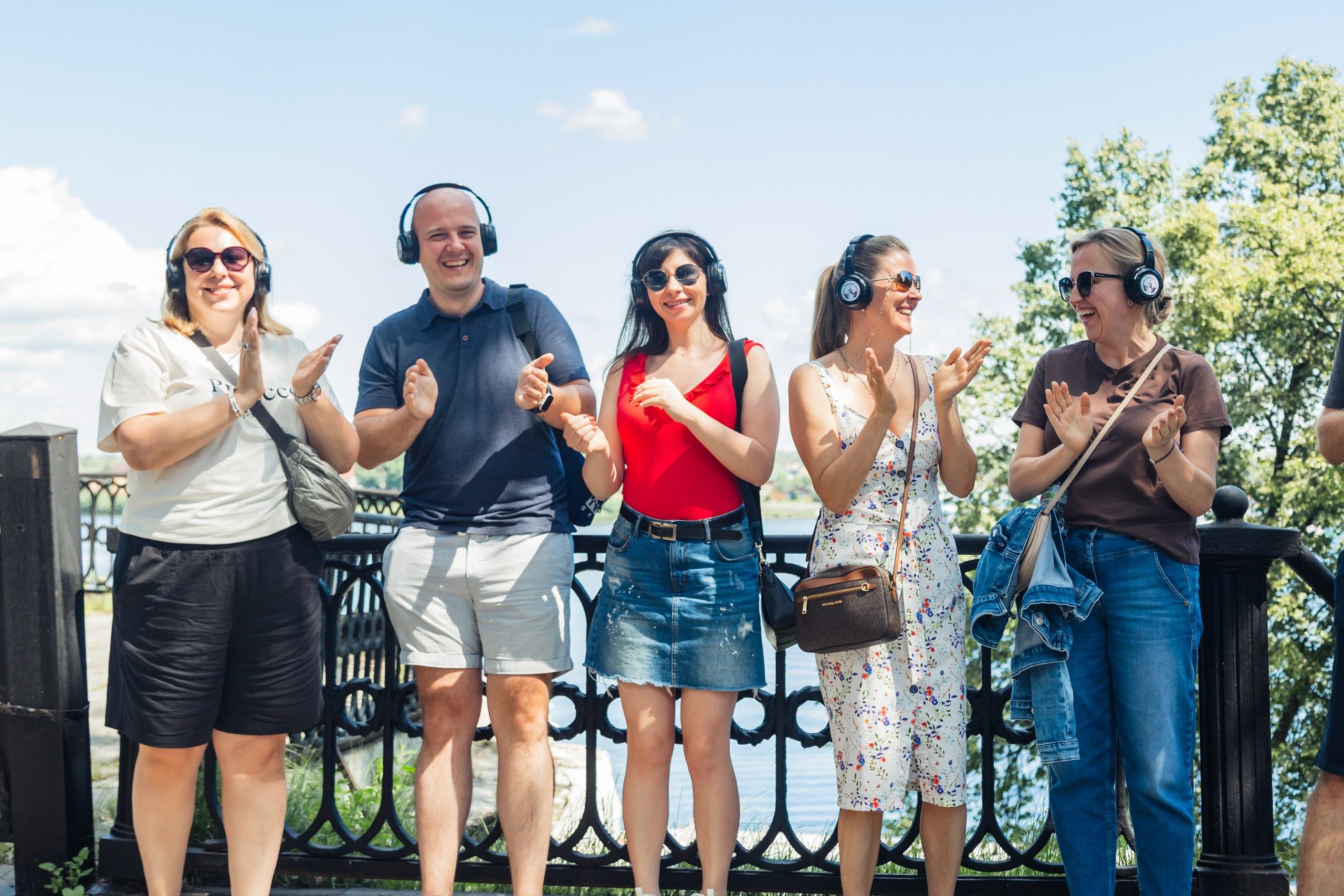 Экскурсия. На каждом снимке всегда два человека: фотограф и зритель