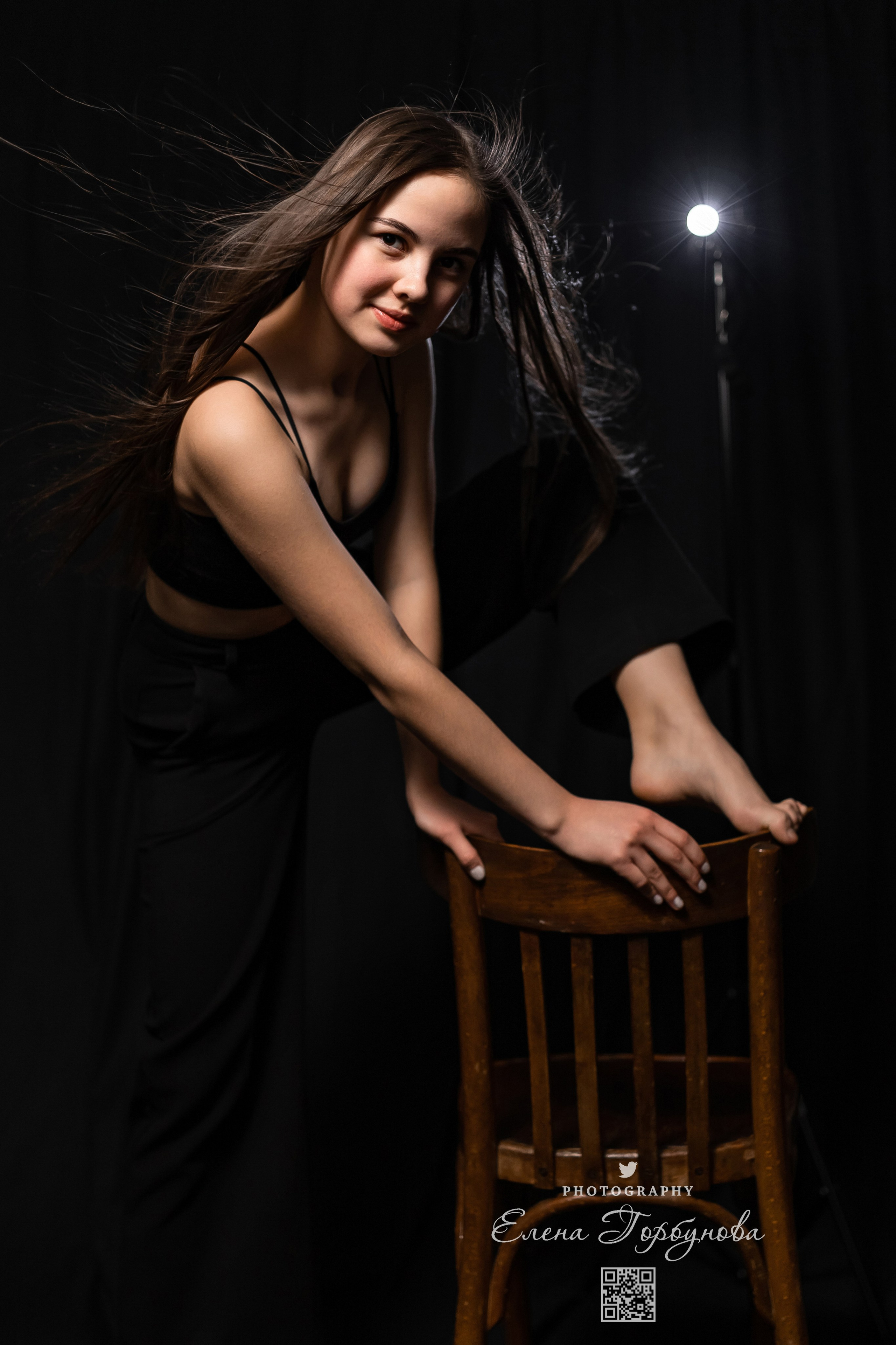 Моя студия. Полина и стул. Январь 2024. Фотограф Пермь. Свадьбы. Семья и дети, школа, д. сад. Фотокниги