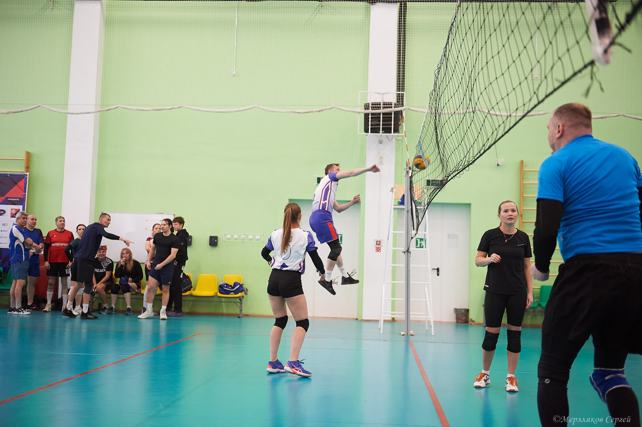 Новогодний волейбольный турнир. Ижевск. 16.12.23. Спортивный репортажный фотограф в Ижевске Сергей Мерзляков