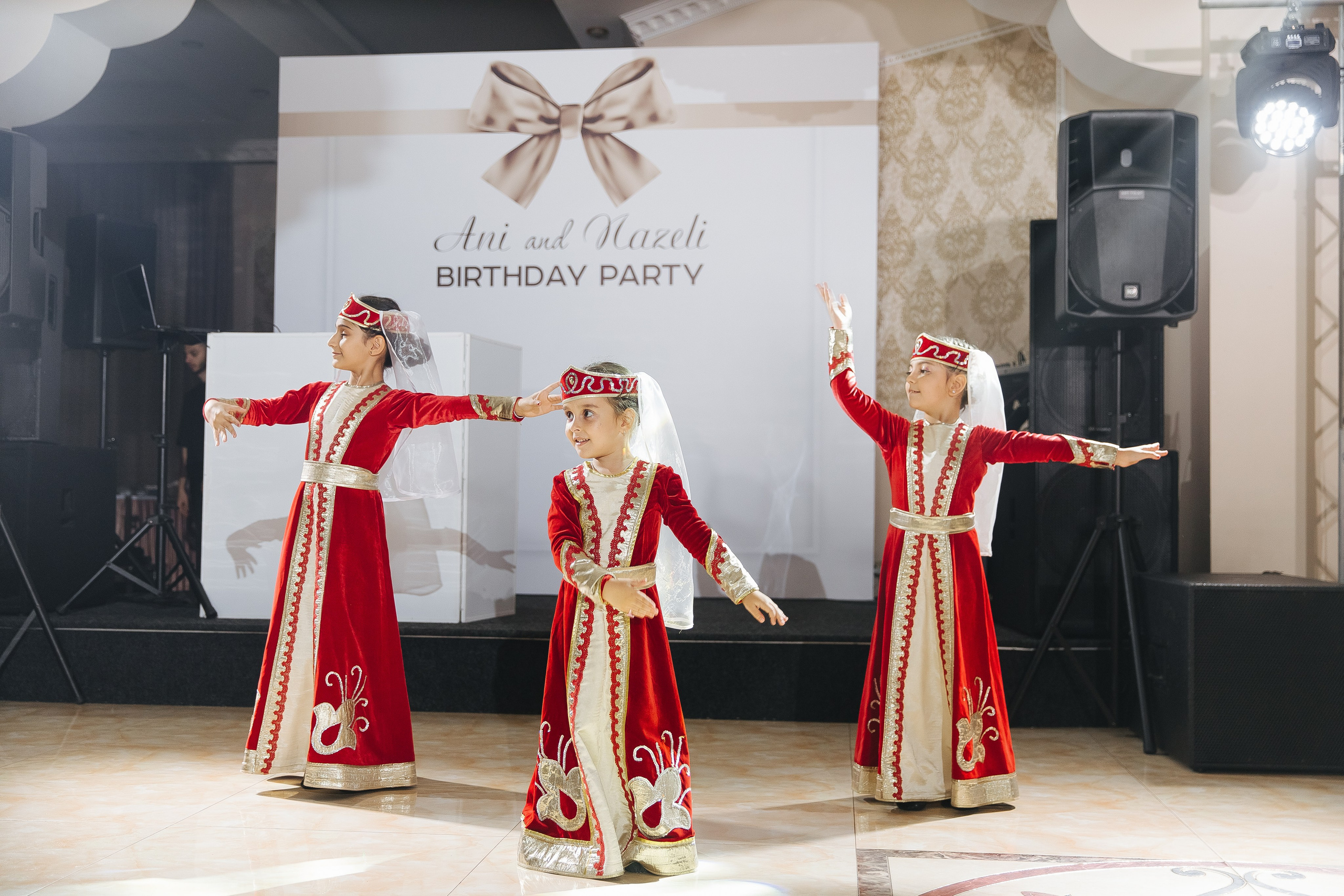 Ани и Назели. 35&5 День рождения, «Янтарь». Фотограф в Красноярске Надежда Воскресенская