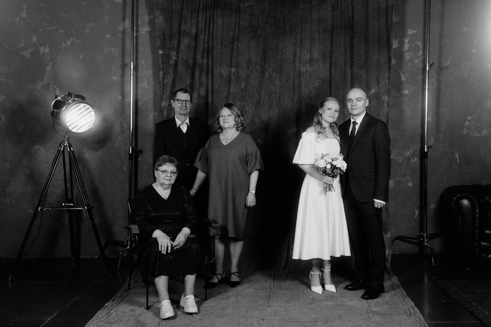 Свадебный фотограф в Тюмени — Фотосессия Максима и Лизы на крыше и в студии. Портретный фотограф Тюмень Дарья Мустафина