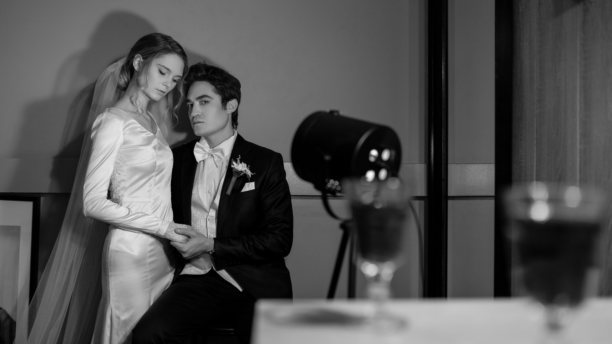 Жених взял за руку рядом стоящую с ним невесту.