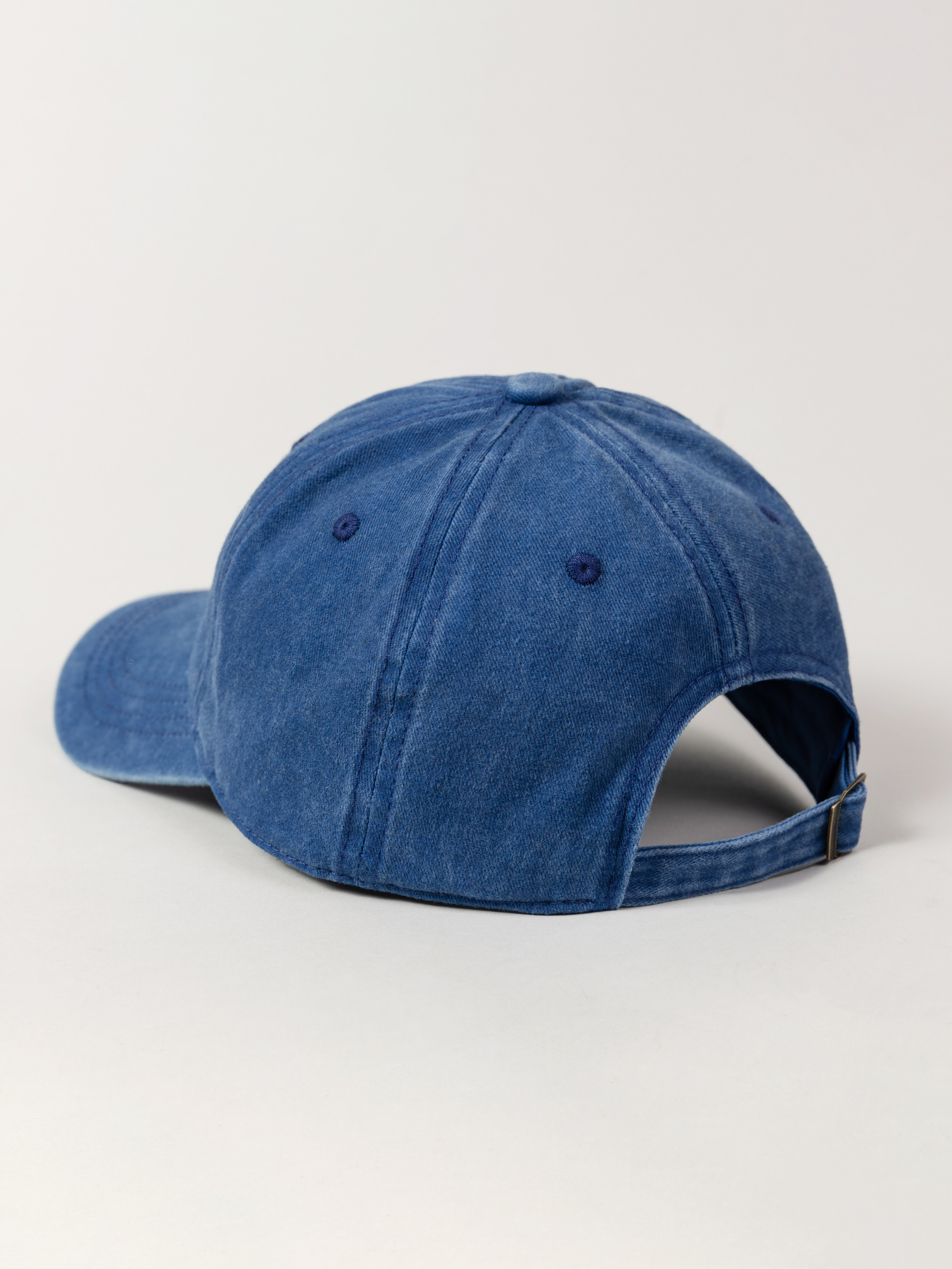 Синяя кепка с большим козырьком, вид сзади.
