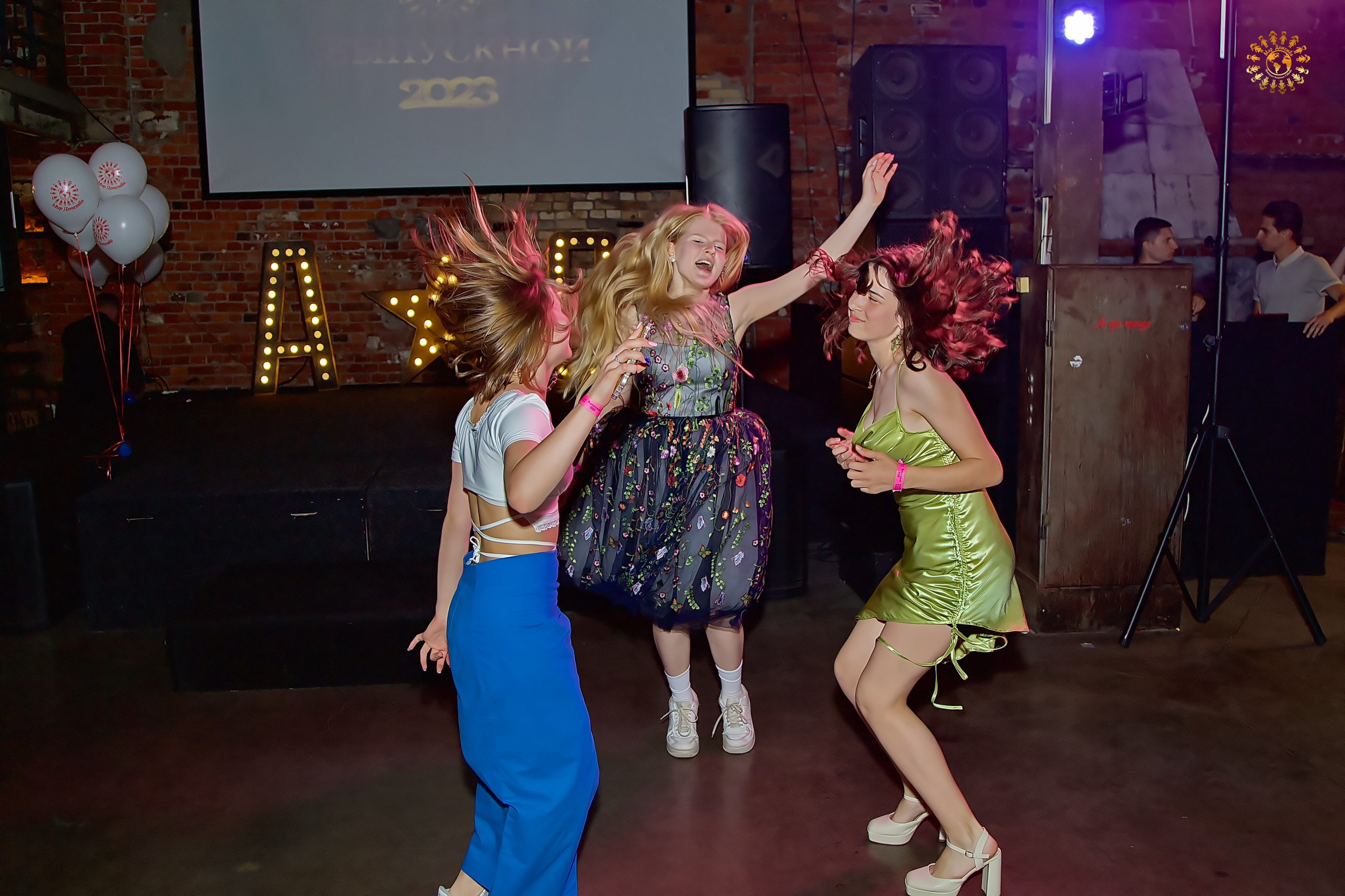 Выпускной 2023 (9-й класс, школа № 46). Loft Urban. Москва. Репортажная съемка в Москве и области. Анималистика