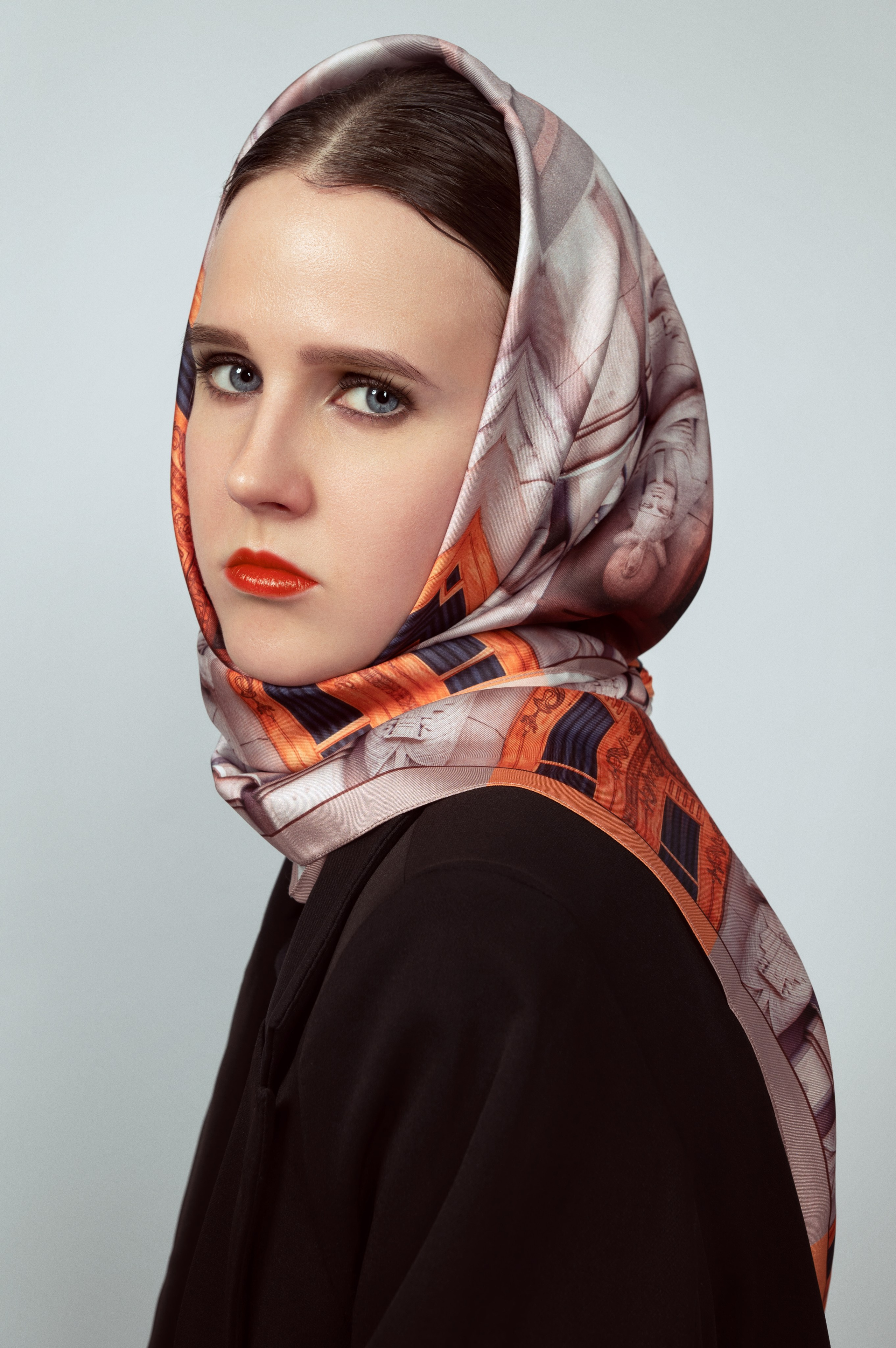 съемка для каталога, съемка для wildberries, съемка платков, девушка в черном