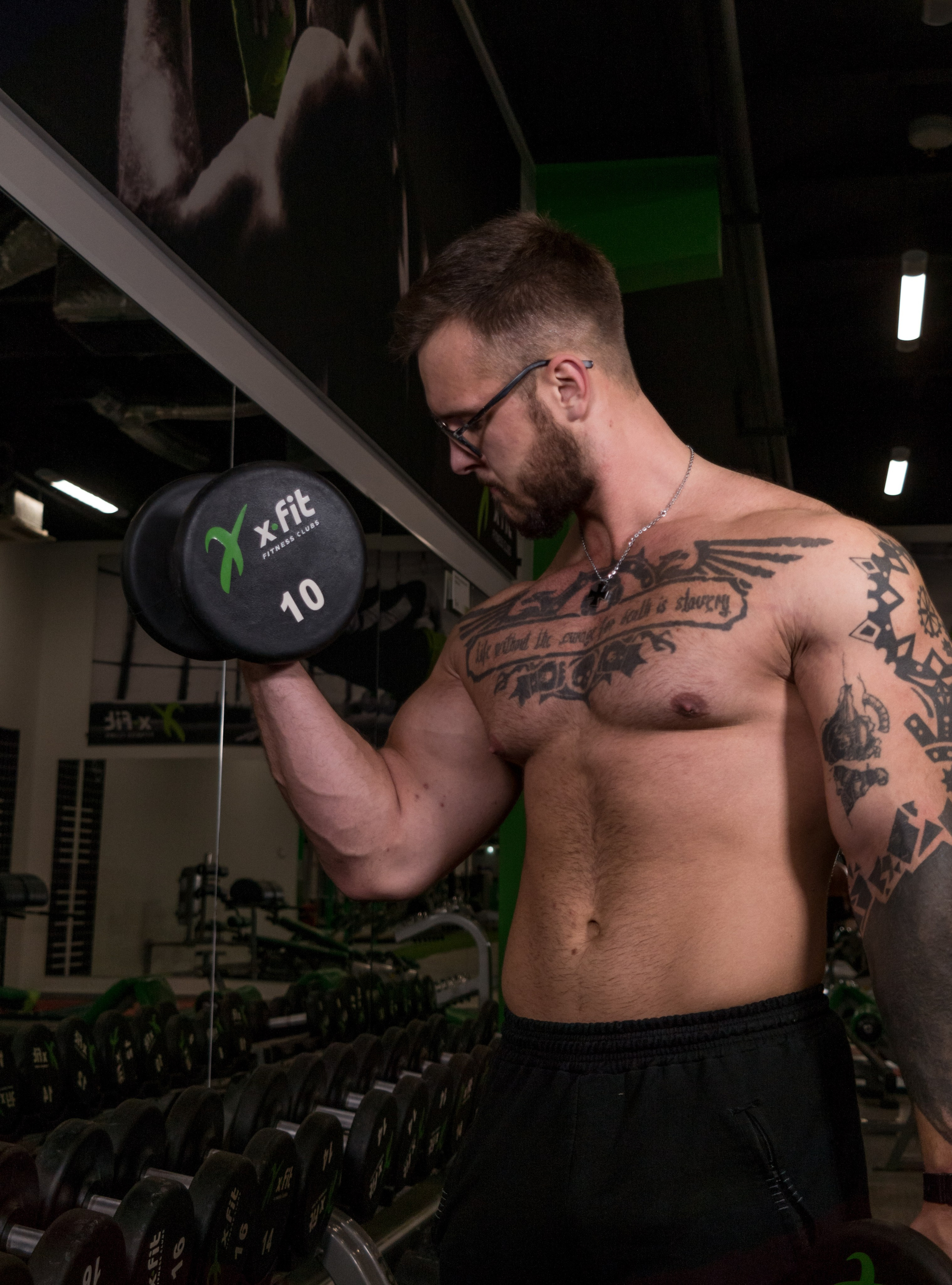 Контент-фотосъемки для экспертов и фитнес тренеров. AI Фотограф Краснодар: мужские и женские фотосессии, стилизация съемки. Нейро-фотосессии онлайн