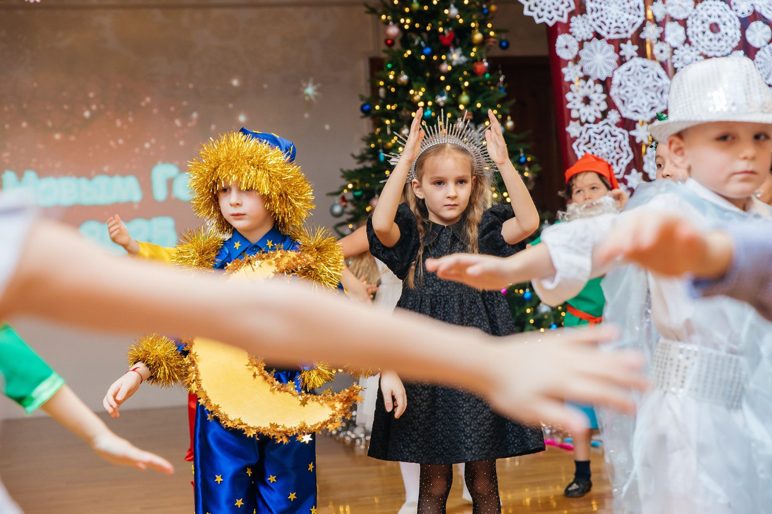 Детский сад № 93 — Утренник (27.12.2024). Свадебный и семейный фотограф Крамар Наталья
