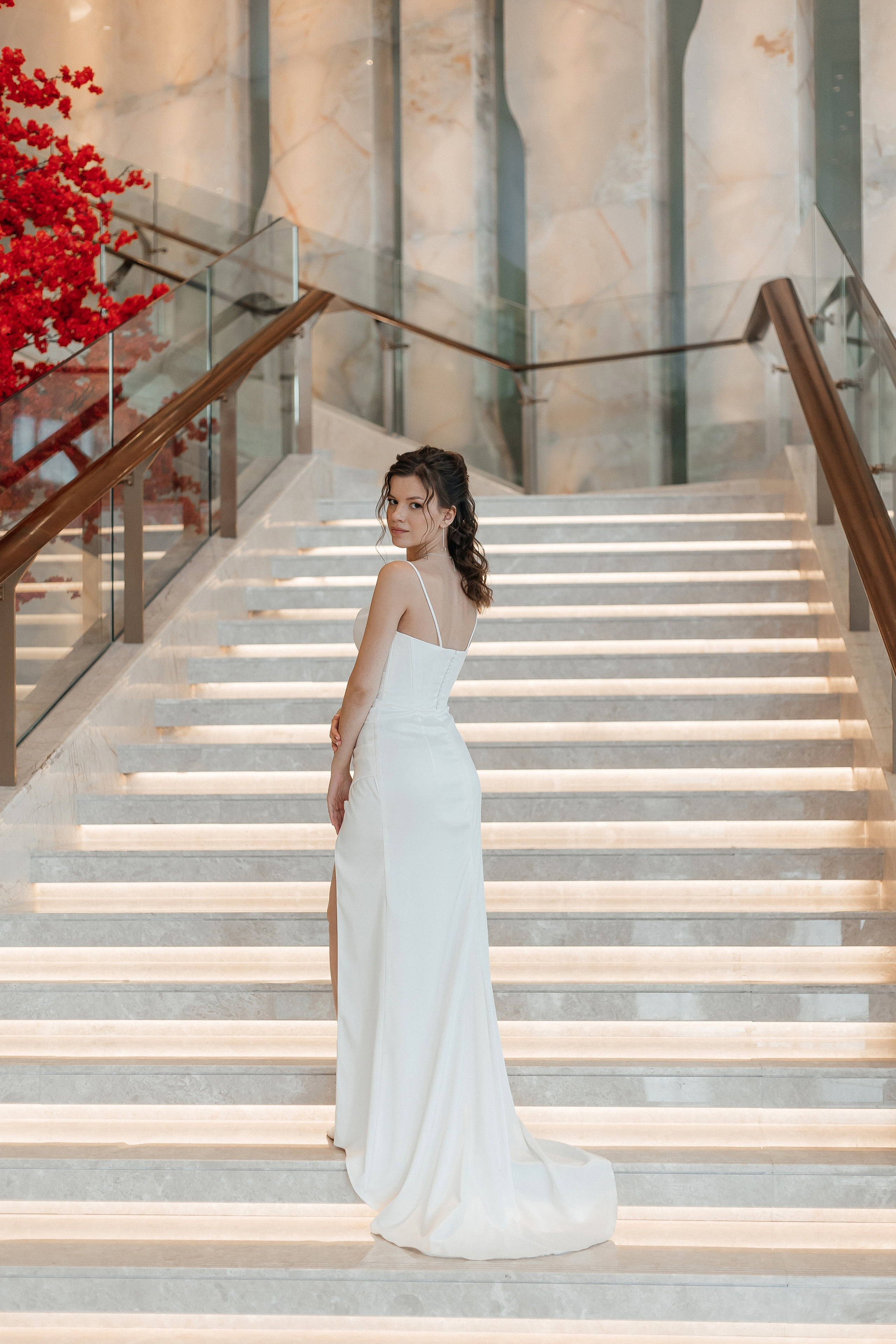 Свадебная фотосессия на лестнице отеля Soluxe Hotel Moscow