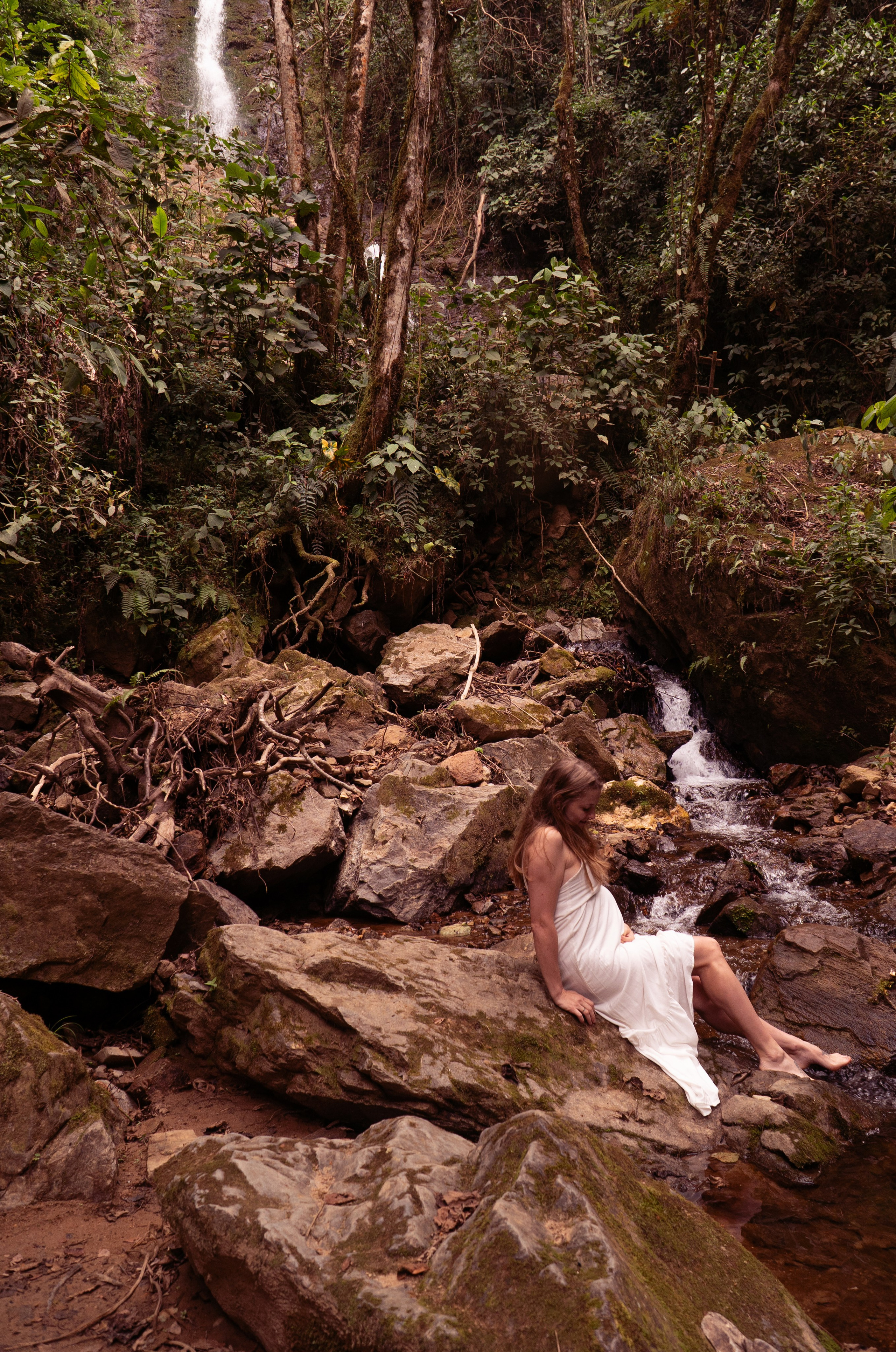 Olya y cascada / Olya and waterfall. Wedding Photographer in Barcelona and Medellin
