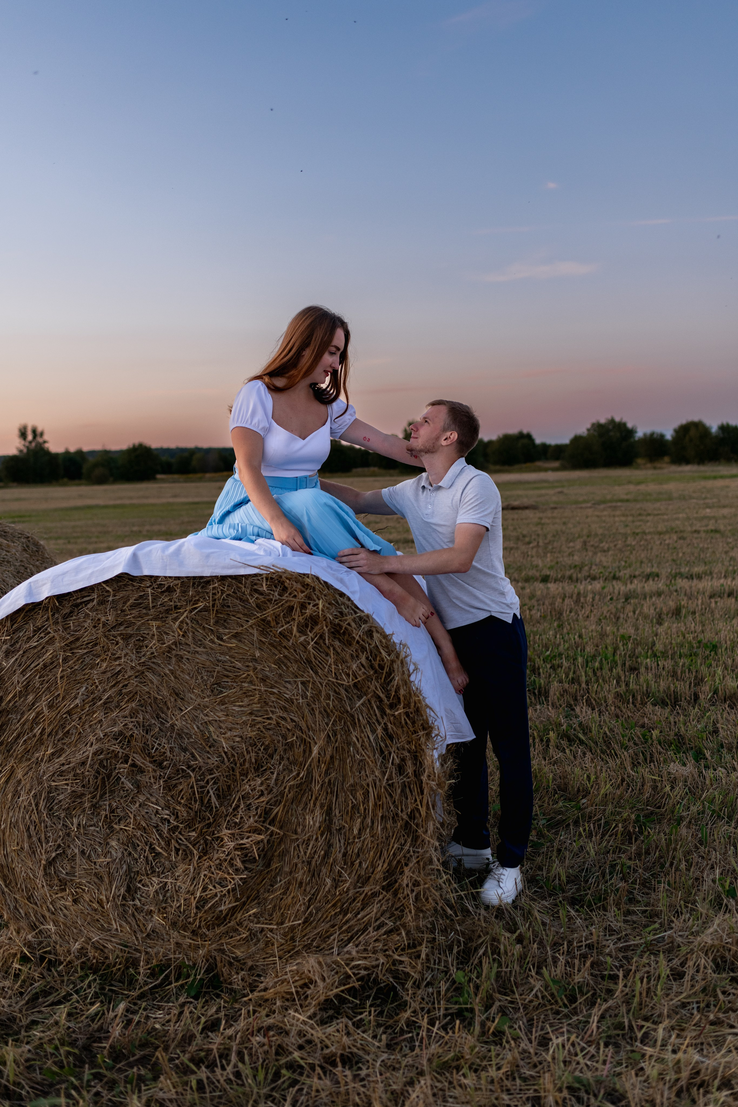 Алена + Алексей в поле с тюками. Фотограф в Москве/Зарайске Шахова Марина