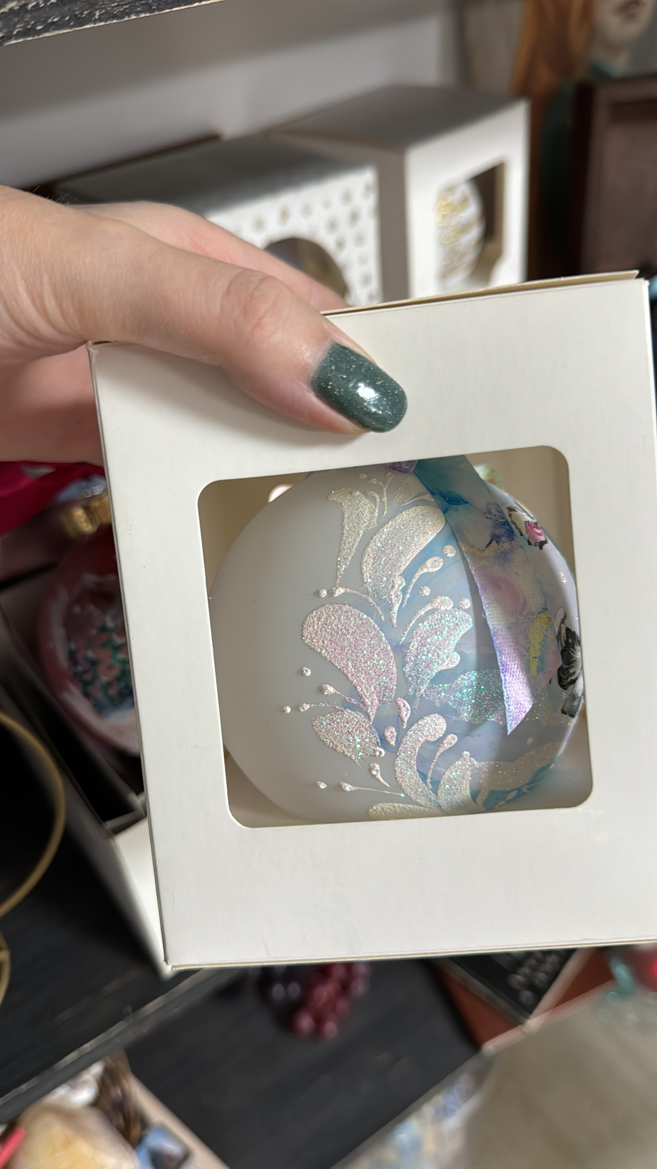 ArtSHARm- наше портфолио по ёлочным шарам с ручной росписью. Художественная ручная роспись елочных шаров, корпоративные подарки и восковые аромасвечи