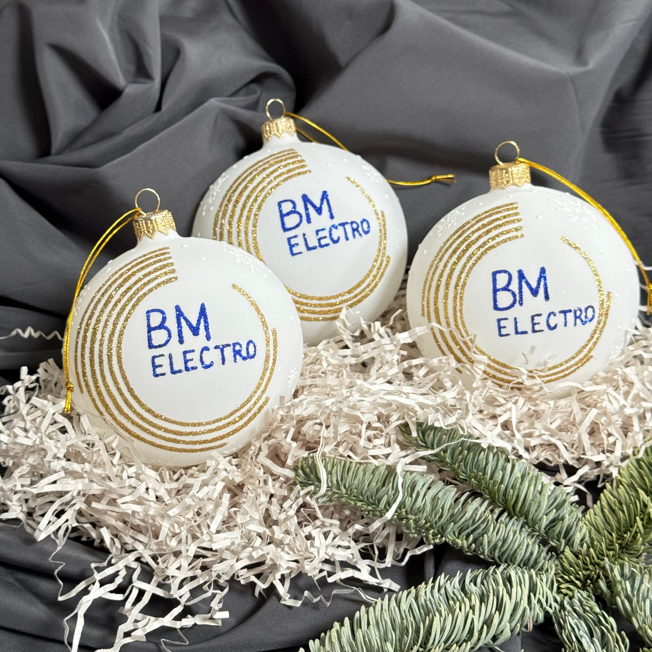 ArtSHARm- наше портфолио по ёлочным шарам с ручной росписью. Художественная ручная роспись елочных шаров, корпоративные подарки и восковые аромасвечи