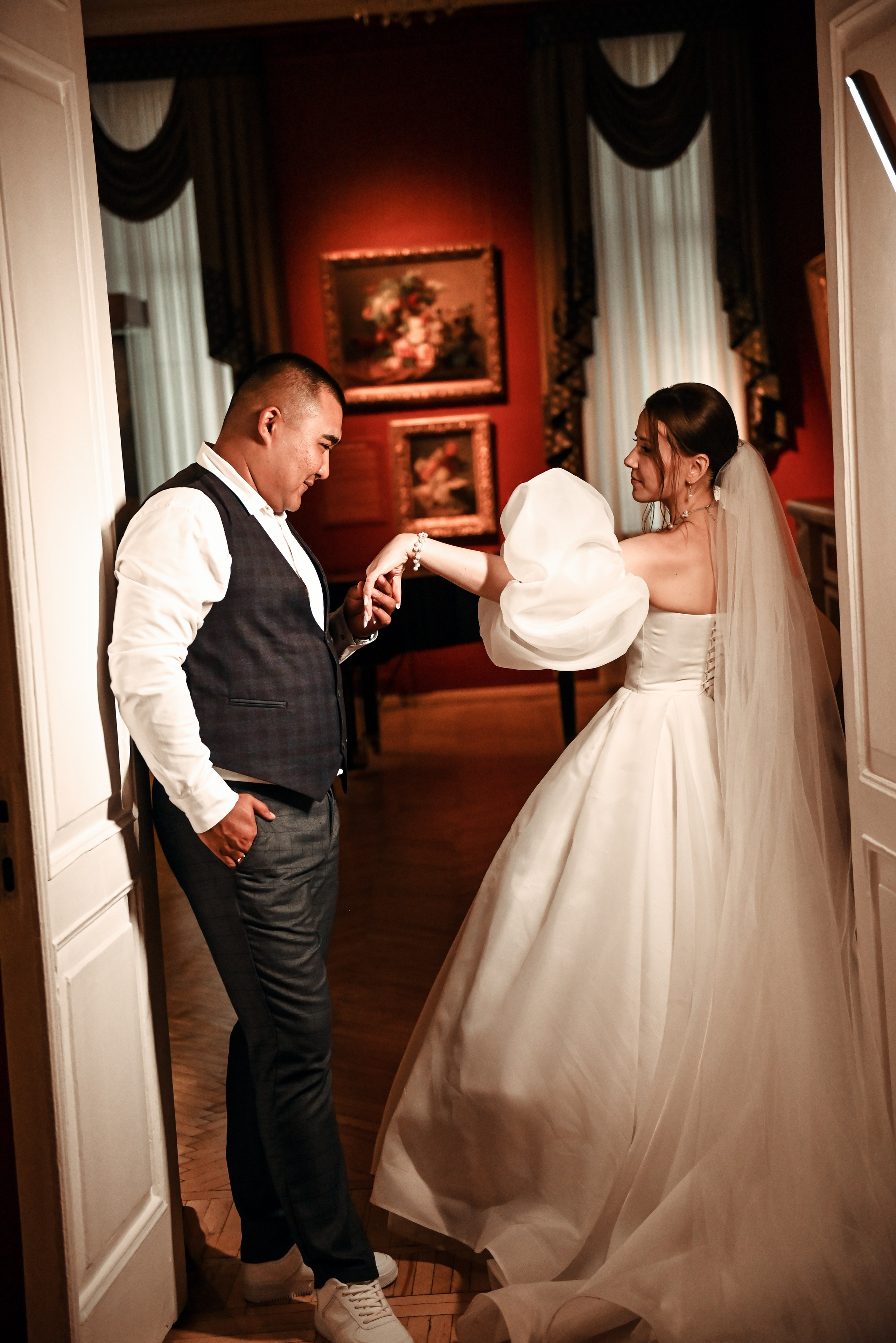 Небольшая свадебная серия в музее и прогулкой под дождем Эльмиры и Ризата. Свадебный, семейный, детский, контент фотограф в Омске Максим Ильин