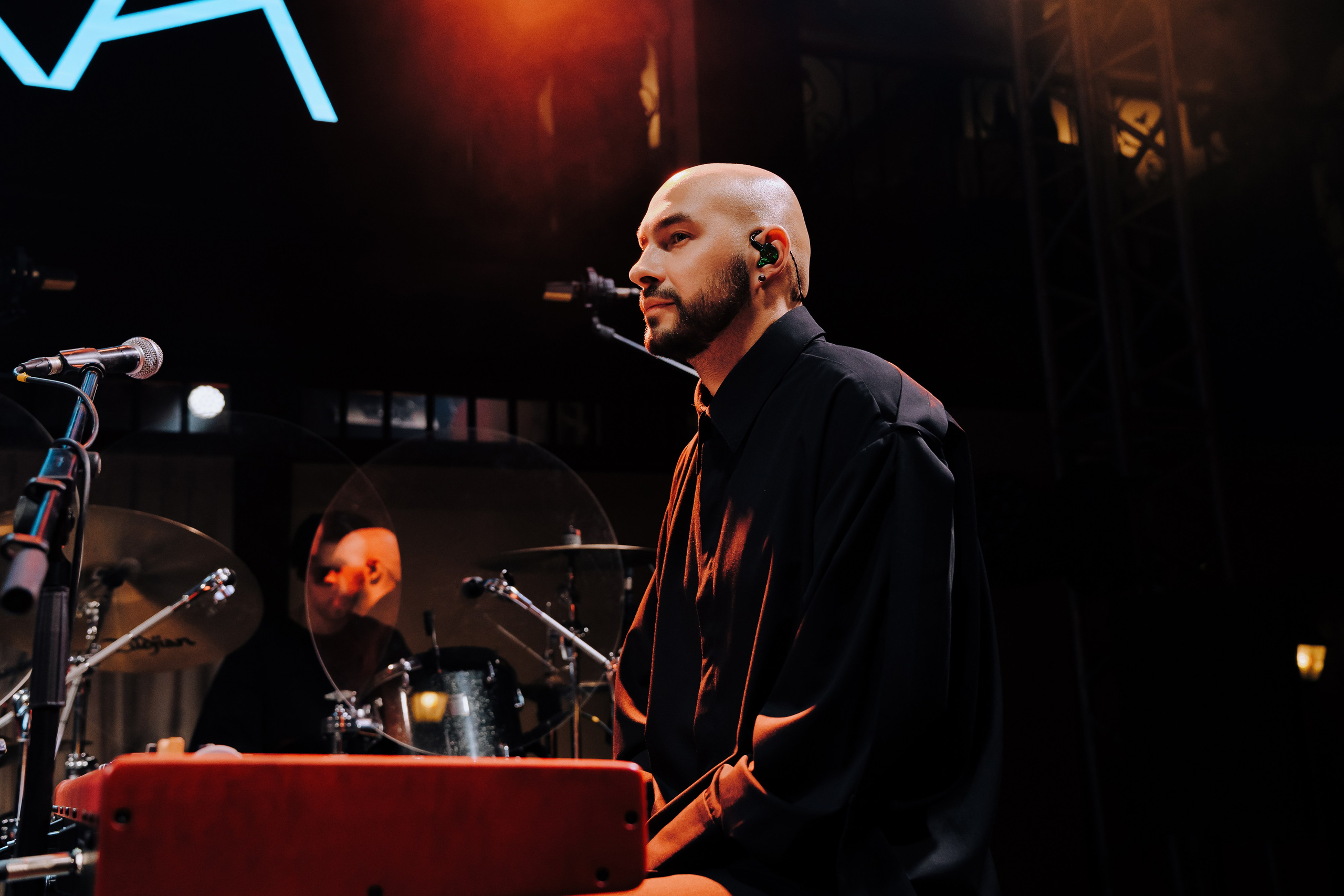 20 ЛЕТ МЕГАПОЛИС ЧЕЛЯБИНСК ХЕДЛАЙНЕР ЕЛКА. Репортажный фотограф Зуев Роман г. Челябинск