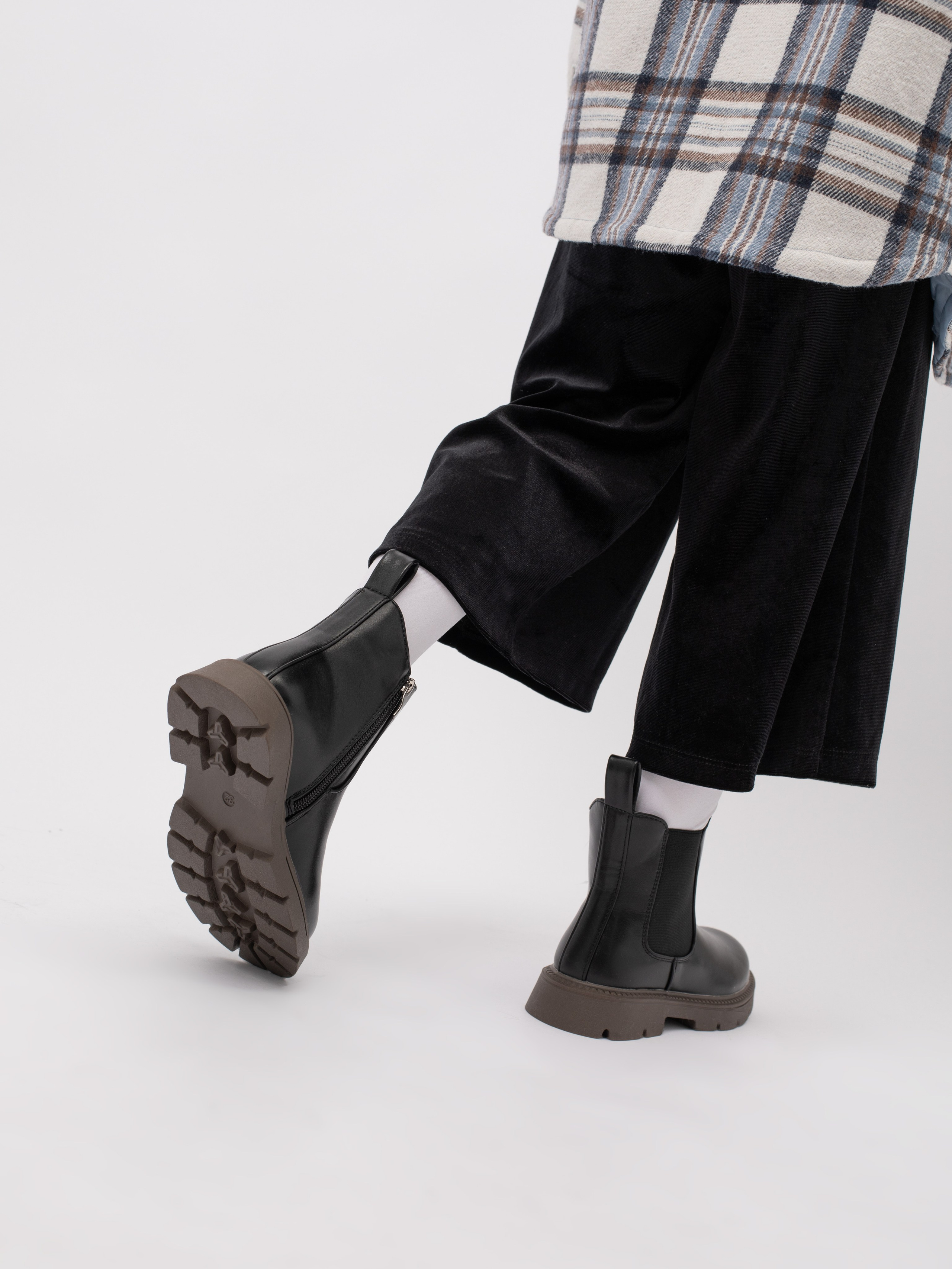 Ботинки для девочки. Фотостудия предметной и модельной съёмки для маркетплейсов