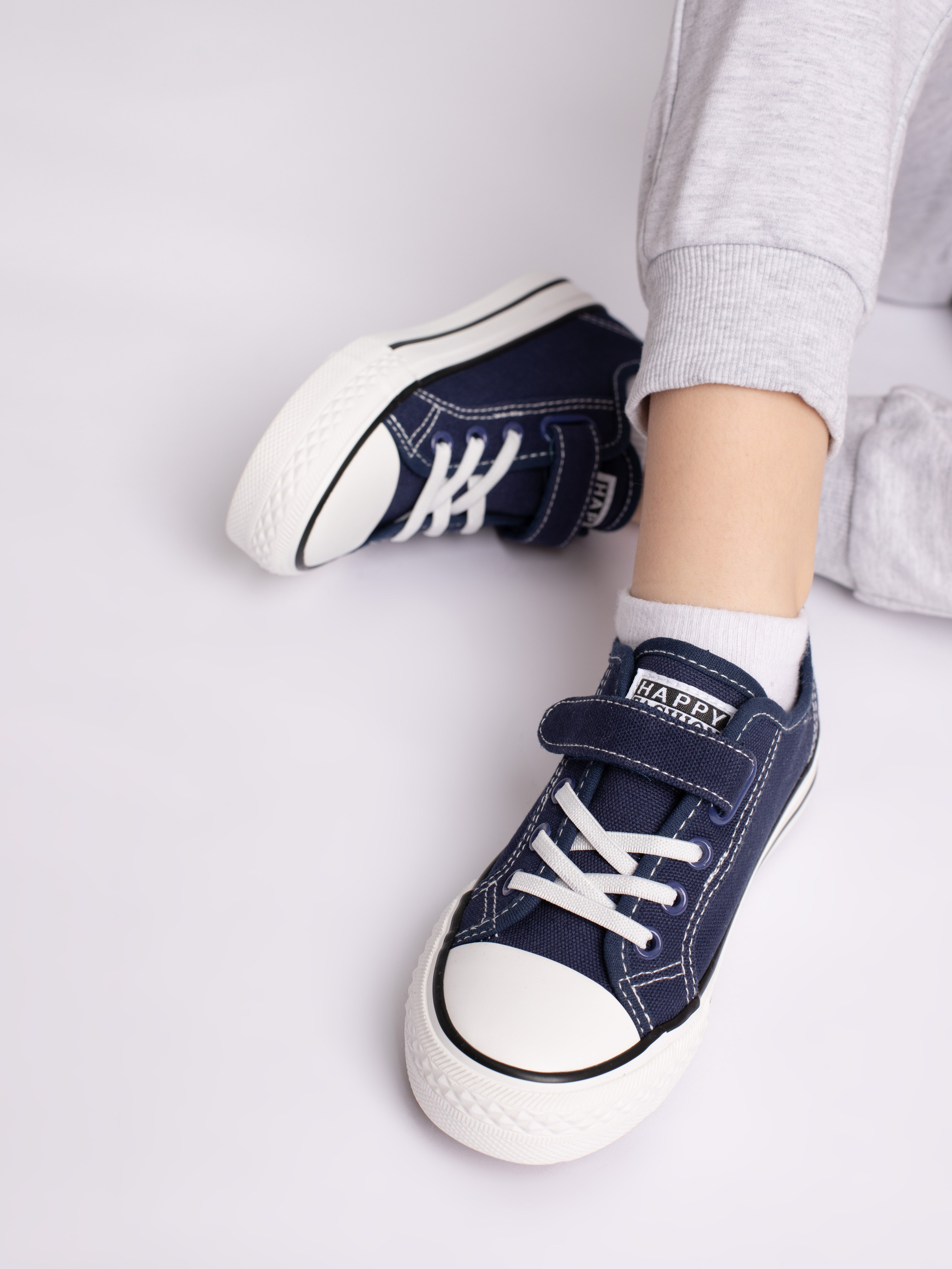 Детские кеды. Фотостудия предметной и модельной съёмки для маркетплейсов