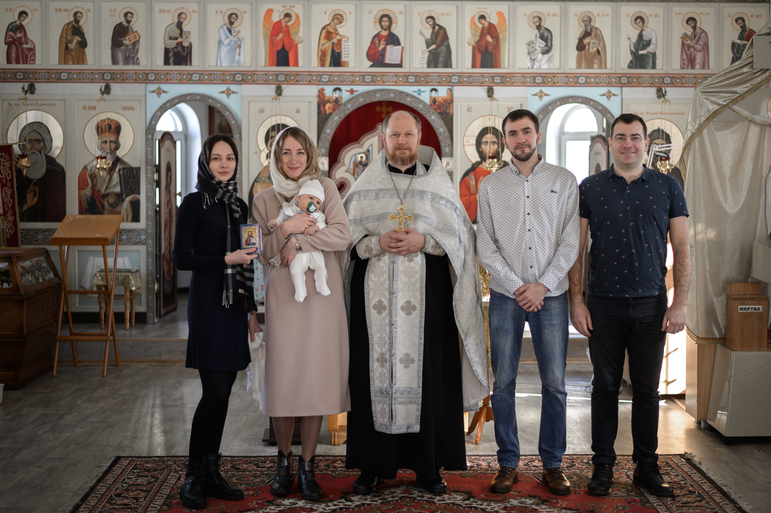 семья из четырех человек позирует в центре зала церкви