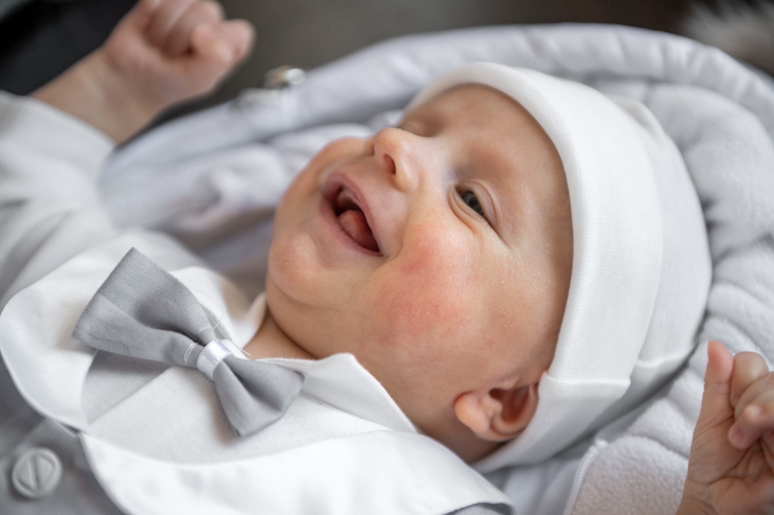 в церкве на пеленальном столе лежит и смету ребенок