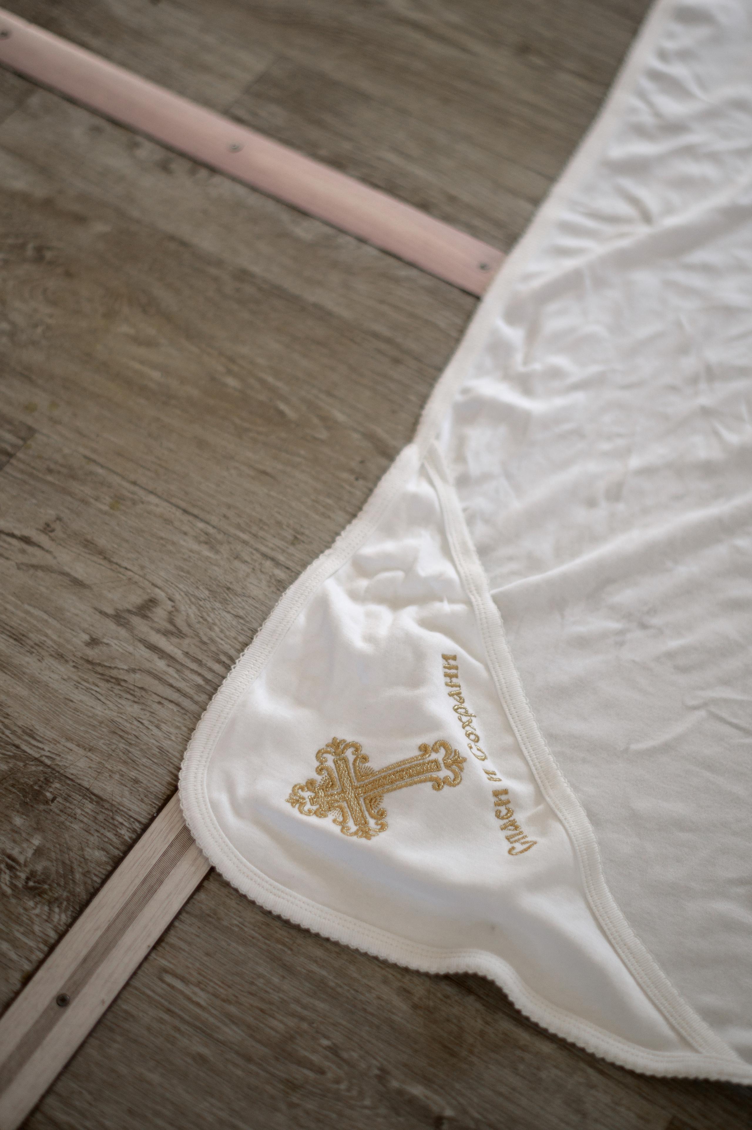 на столе лежит пеленка на которой изображен крест