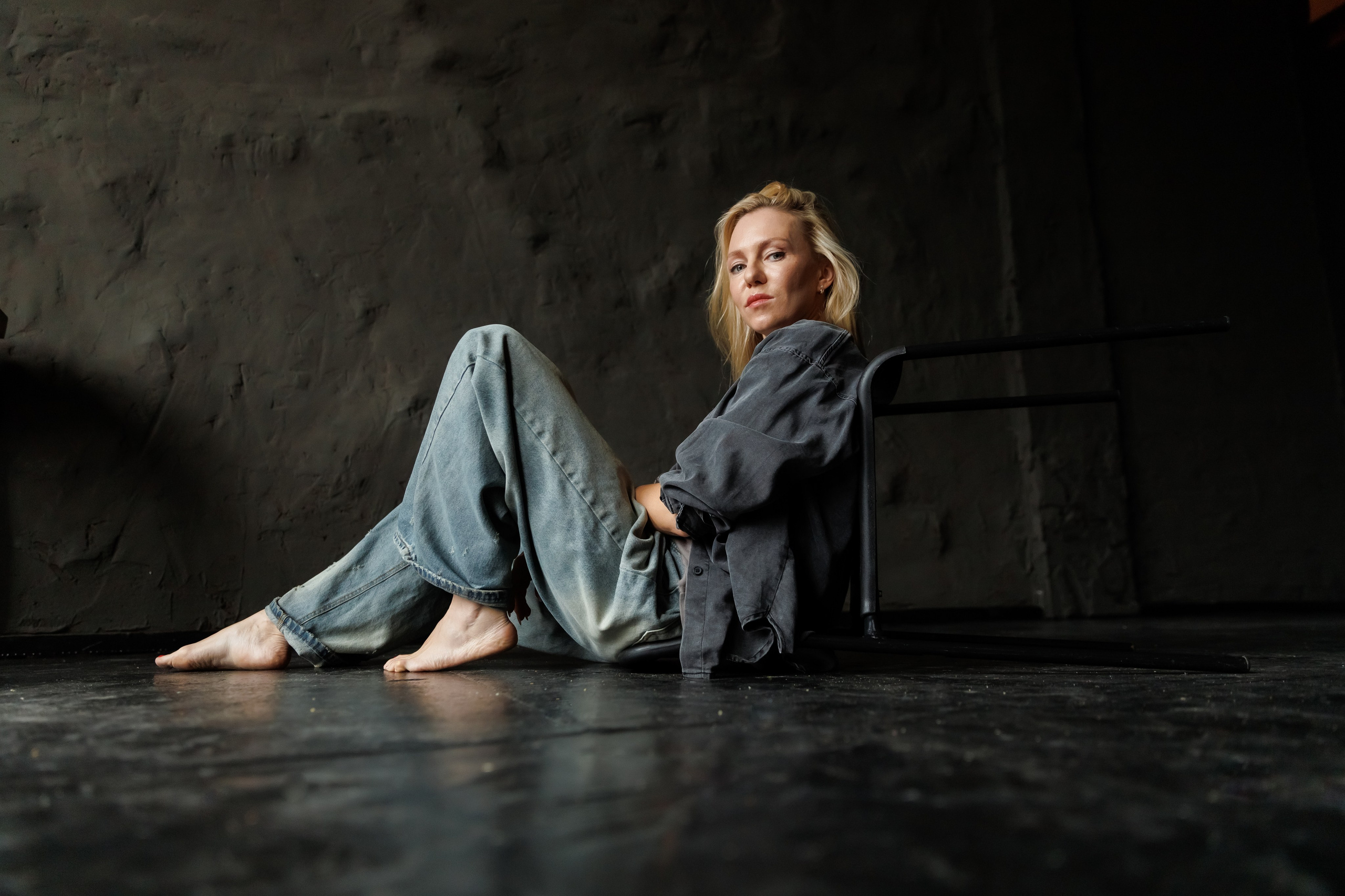 Портретная фотосессия в студии в Костроме в темных тонах. Портретный и репортажный фотограф Екатерина Селиверстова, Кострома