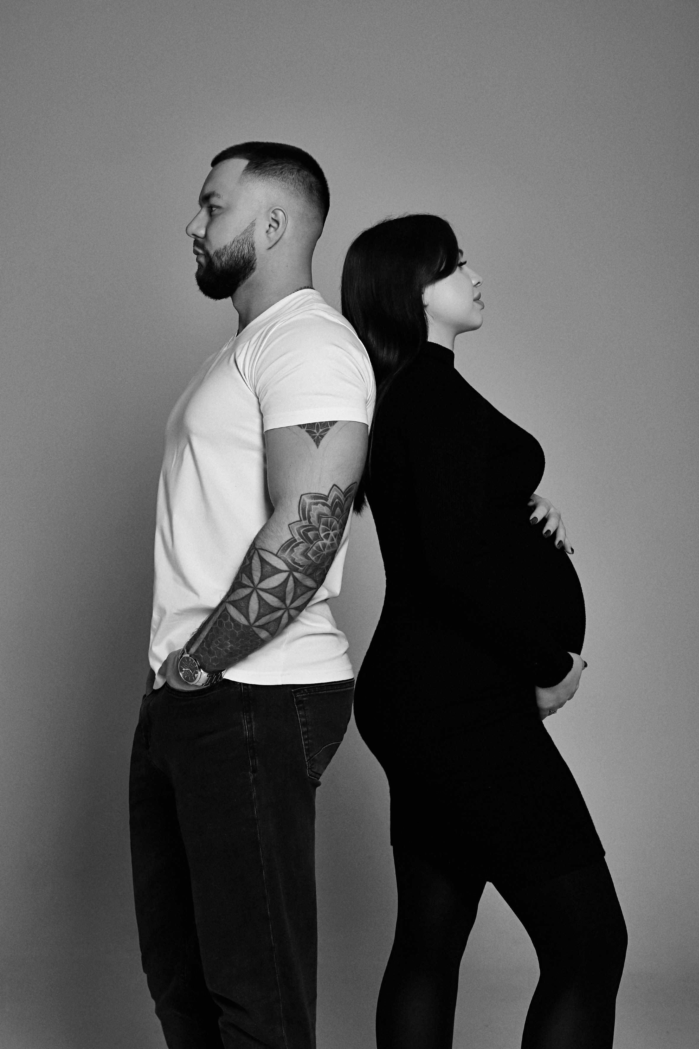 Беременная девушка с мужем