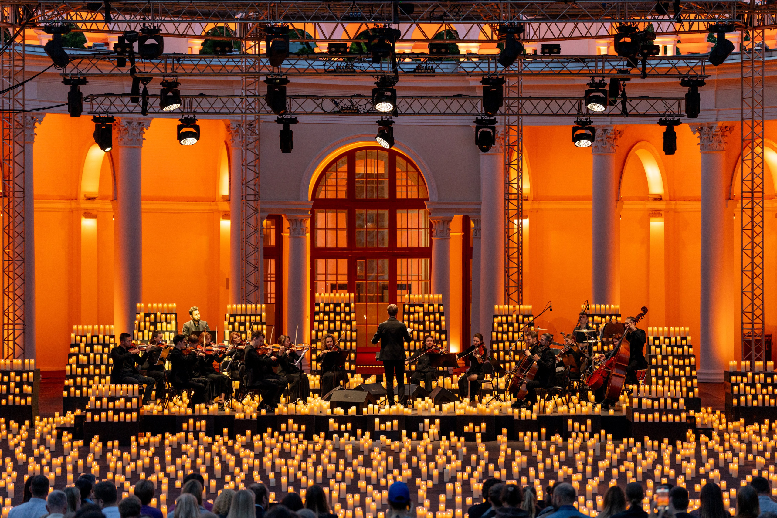 Симфонический оркестр Lumisfera при свечах. Фотограф Никита Комаров