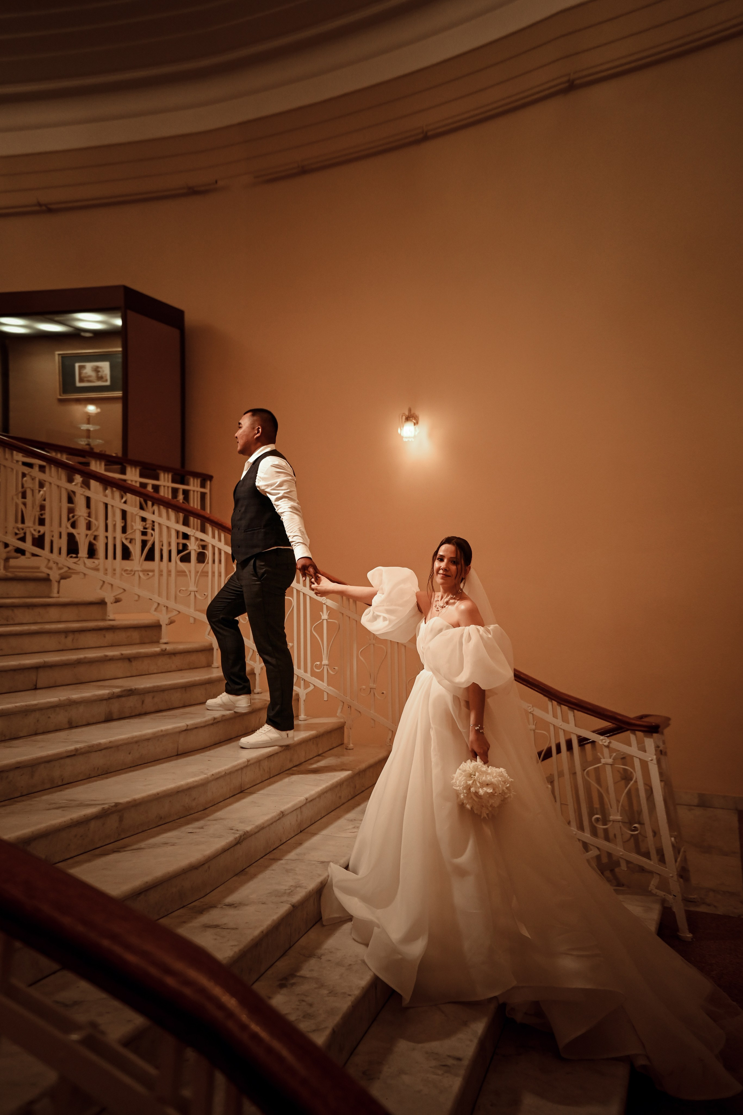 Небольшая свадебная серия в музее и прогулкой под дождем Эльмиры и Ризата. Свадебный, семейный, детский, контент фотограф в Омске Максим Ильин