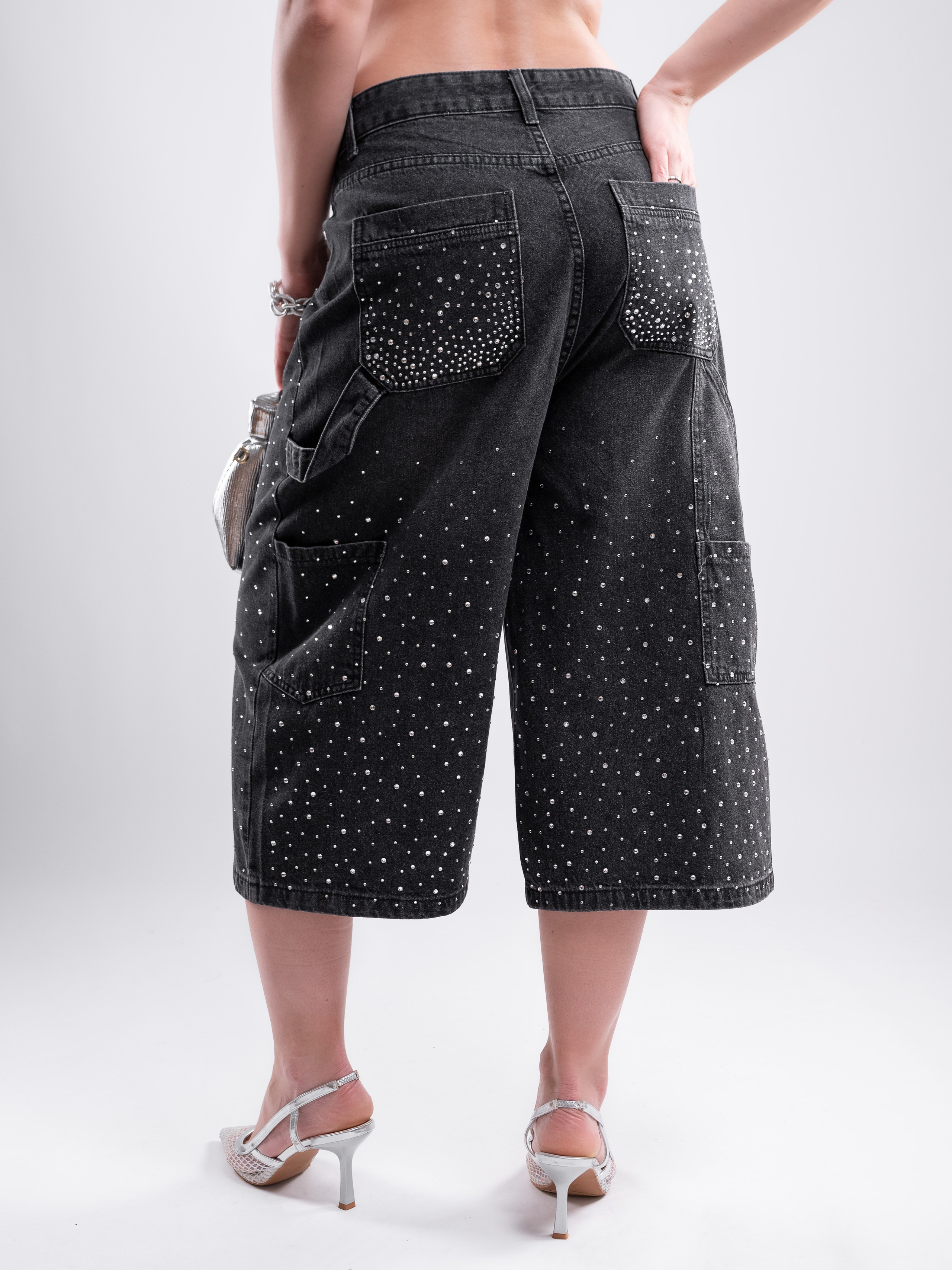 Джинсовые бриджи. Предметный фотограф, фото для маркетплейсов Пятигорск, КМВ