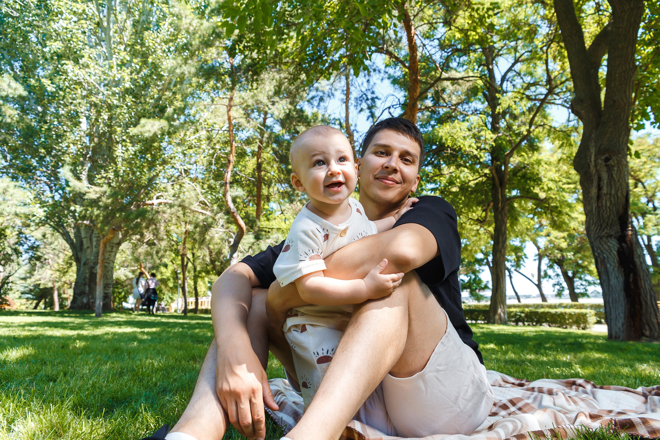 Марку 1 год и он проводит время с родителями в парке. Событийный фотограф Максим Бескоровайновнов