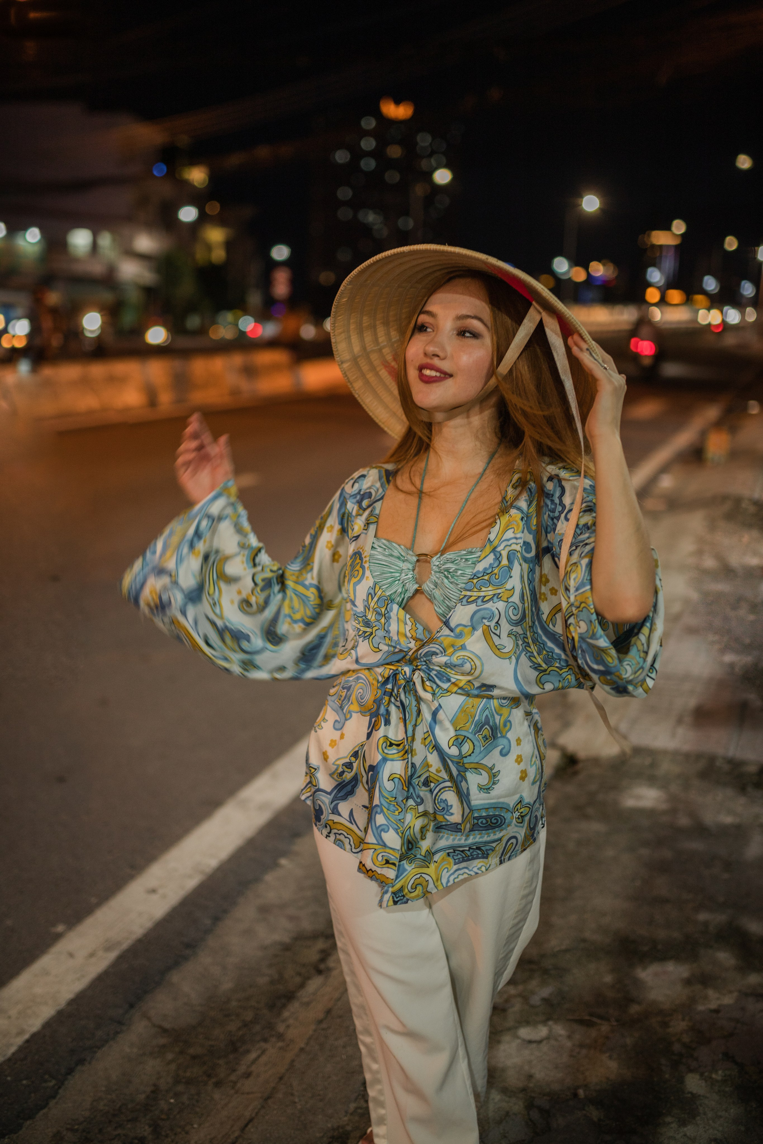 Елизавета на улицах Вьетнама. Главная