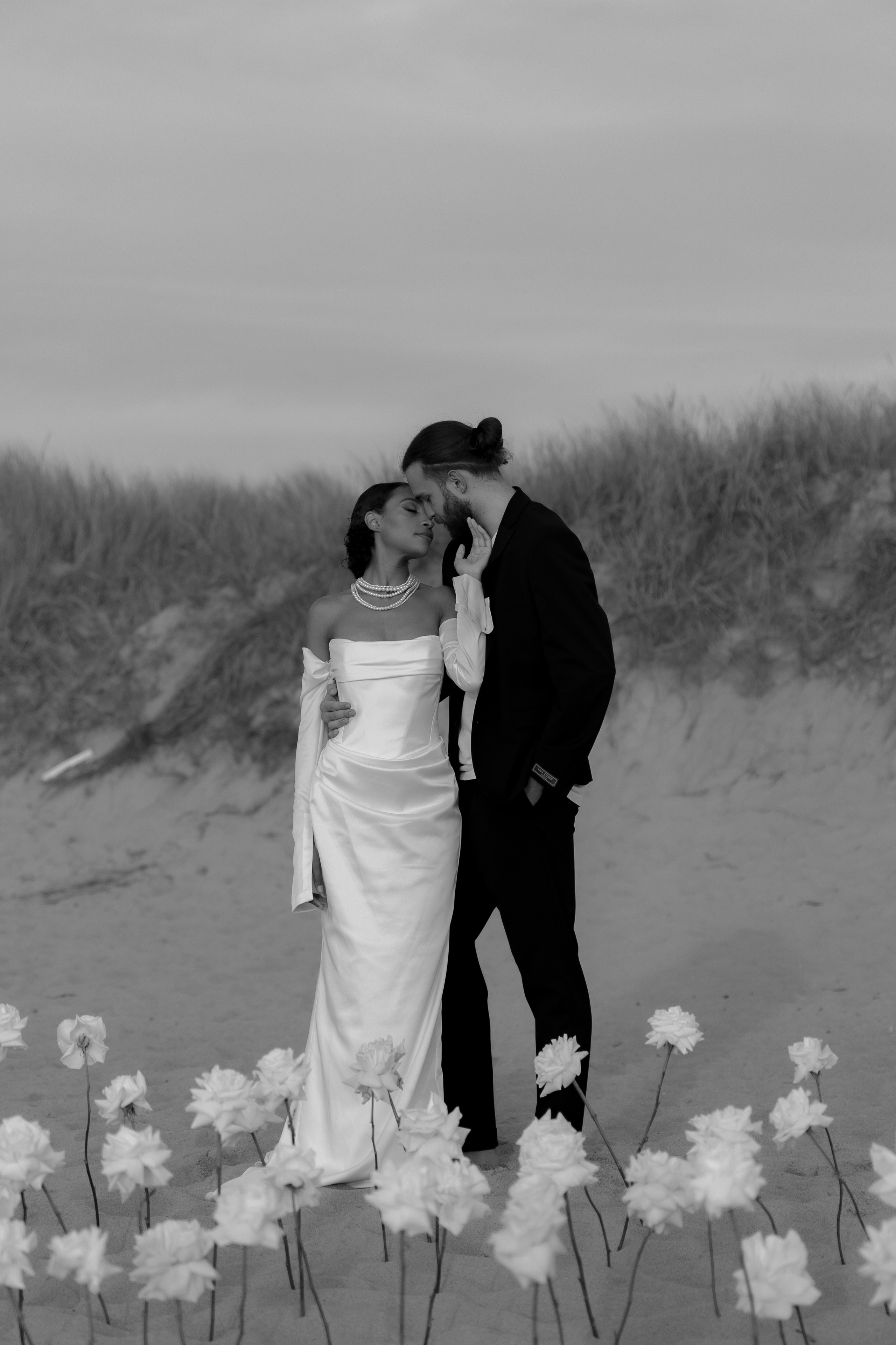 Выездная регистрация на море с белыми розами. Свадебный фотограф Калининград